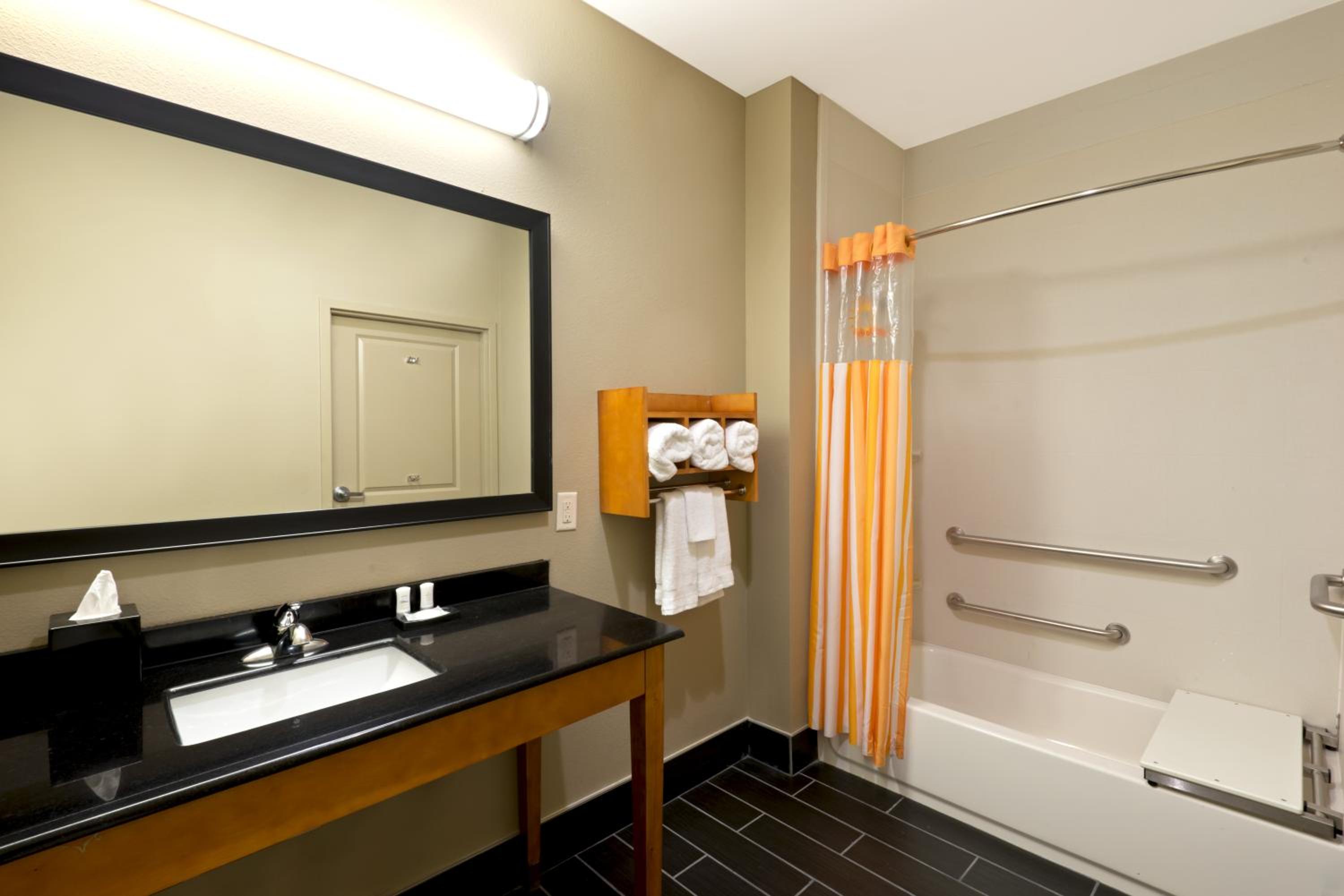 Queen Room With Two Queen Beds - Disability Access photo 3