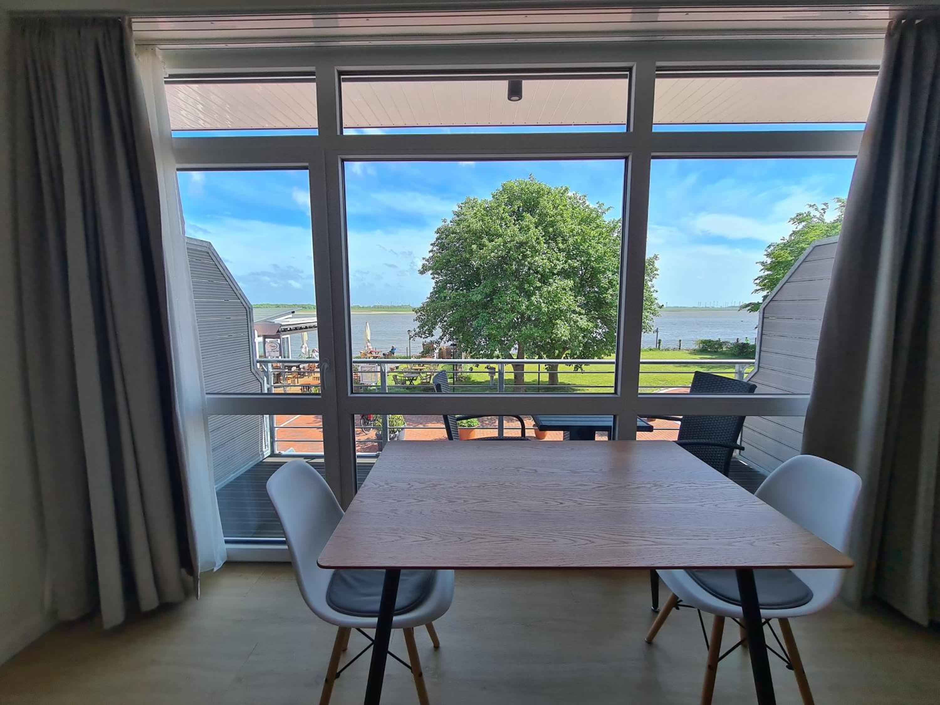 Apartment with Lake View