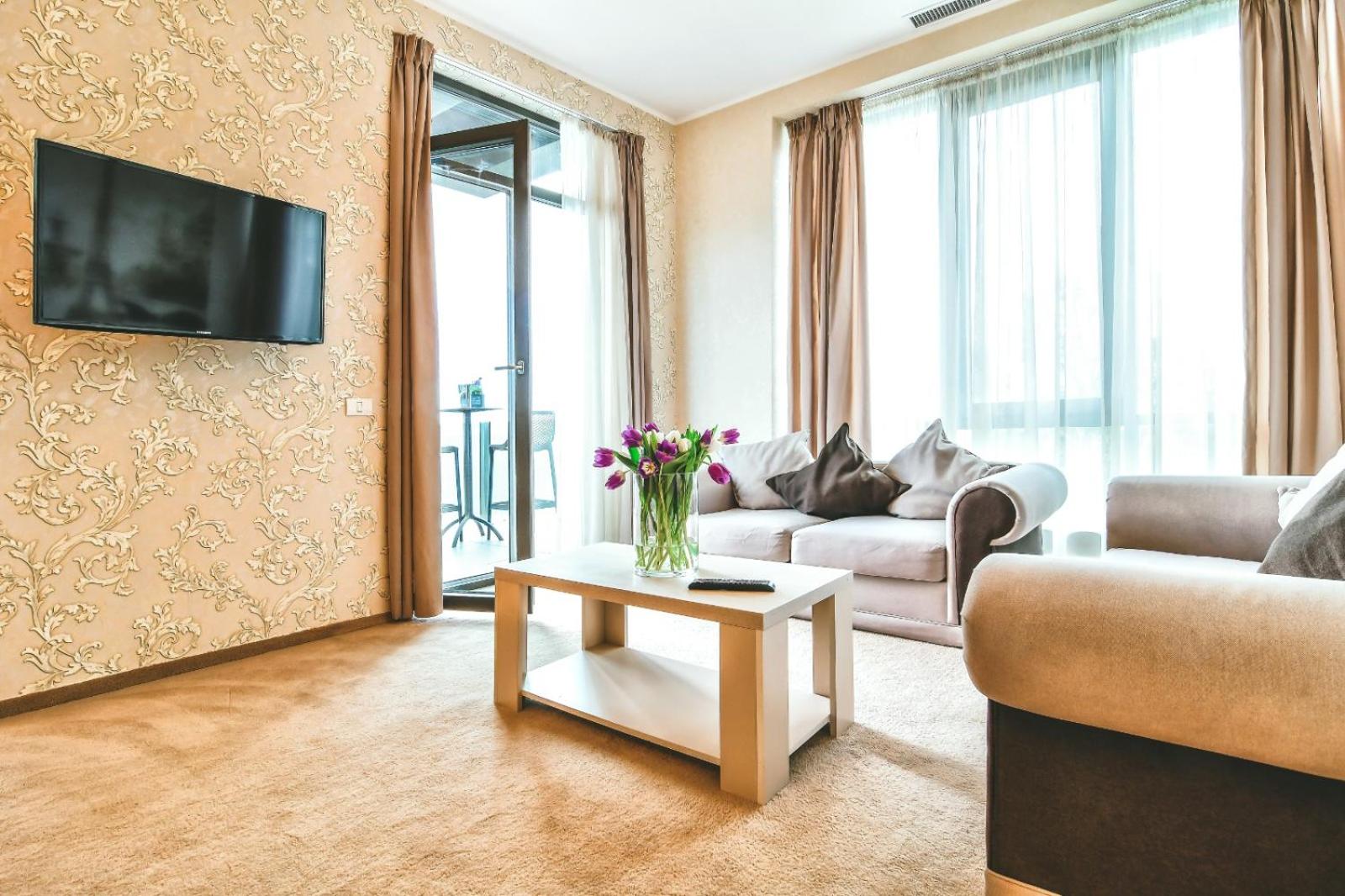 Deluxe Suite with Sea View - Photo 13