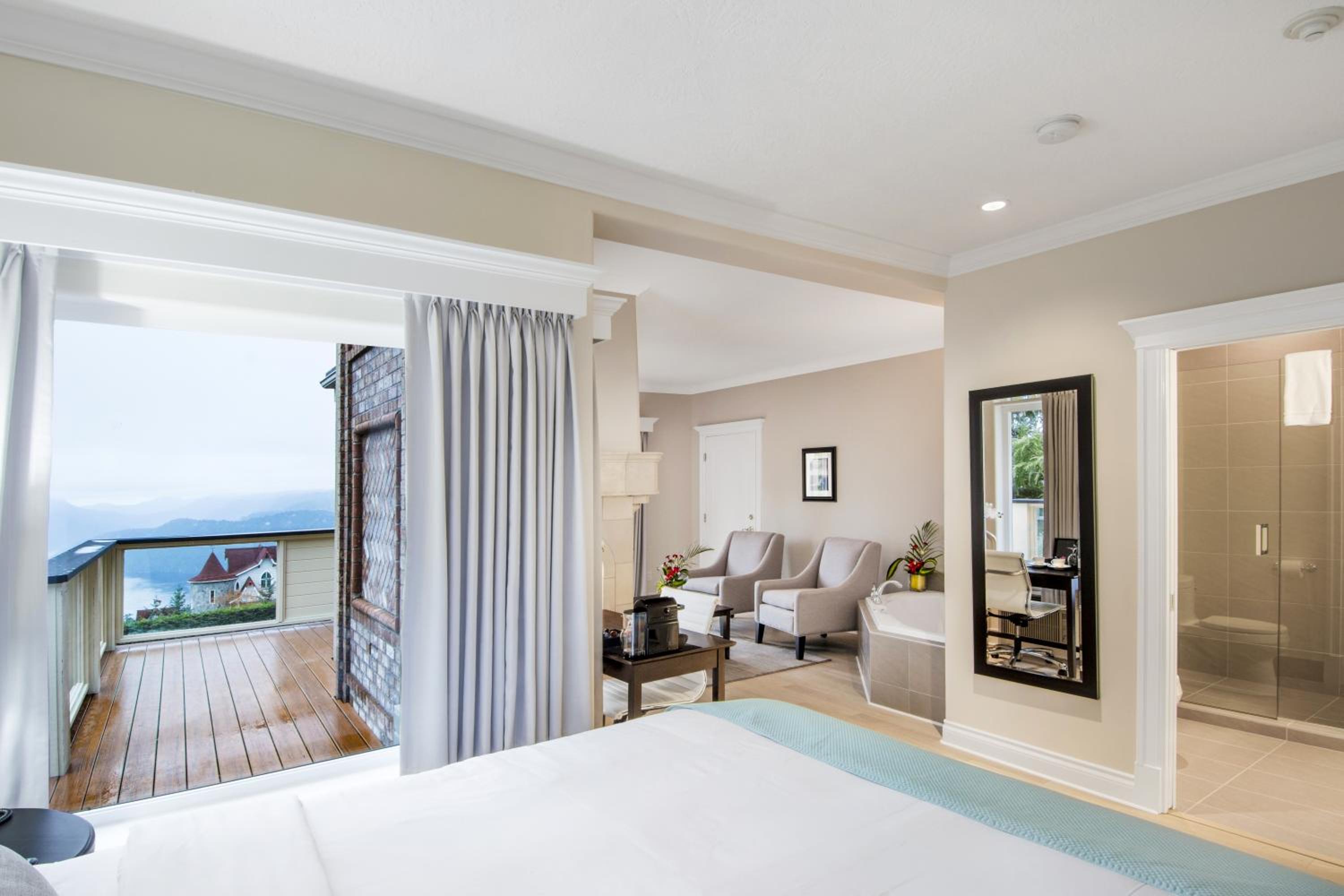 Suite with Mountain View photo 3