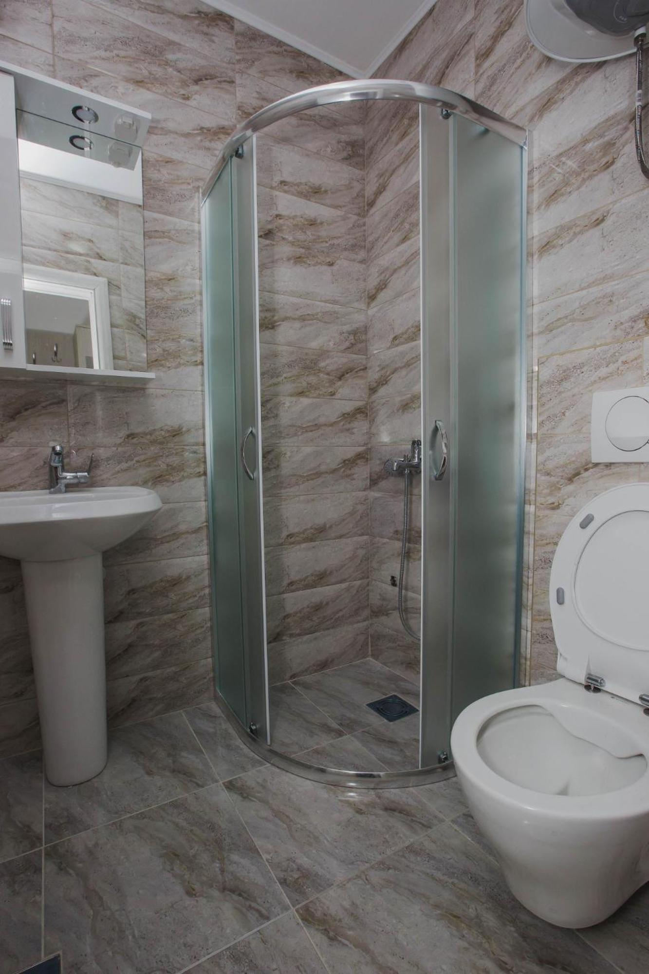 Double or Twin Room with Private Bathroom - Photo 4