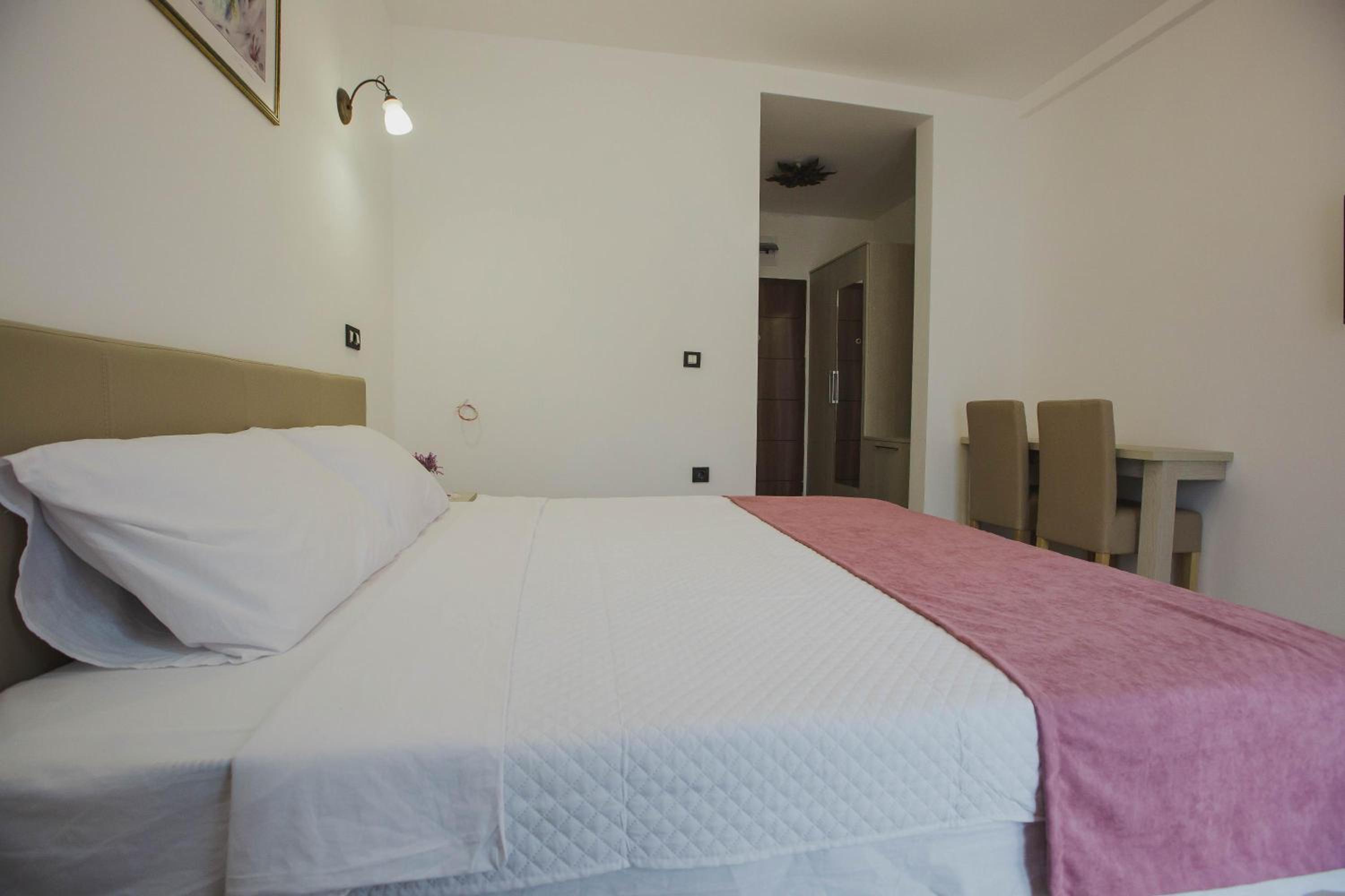 Double or Twin Room with Private Bathroom - Photo 15