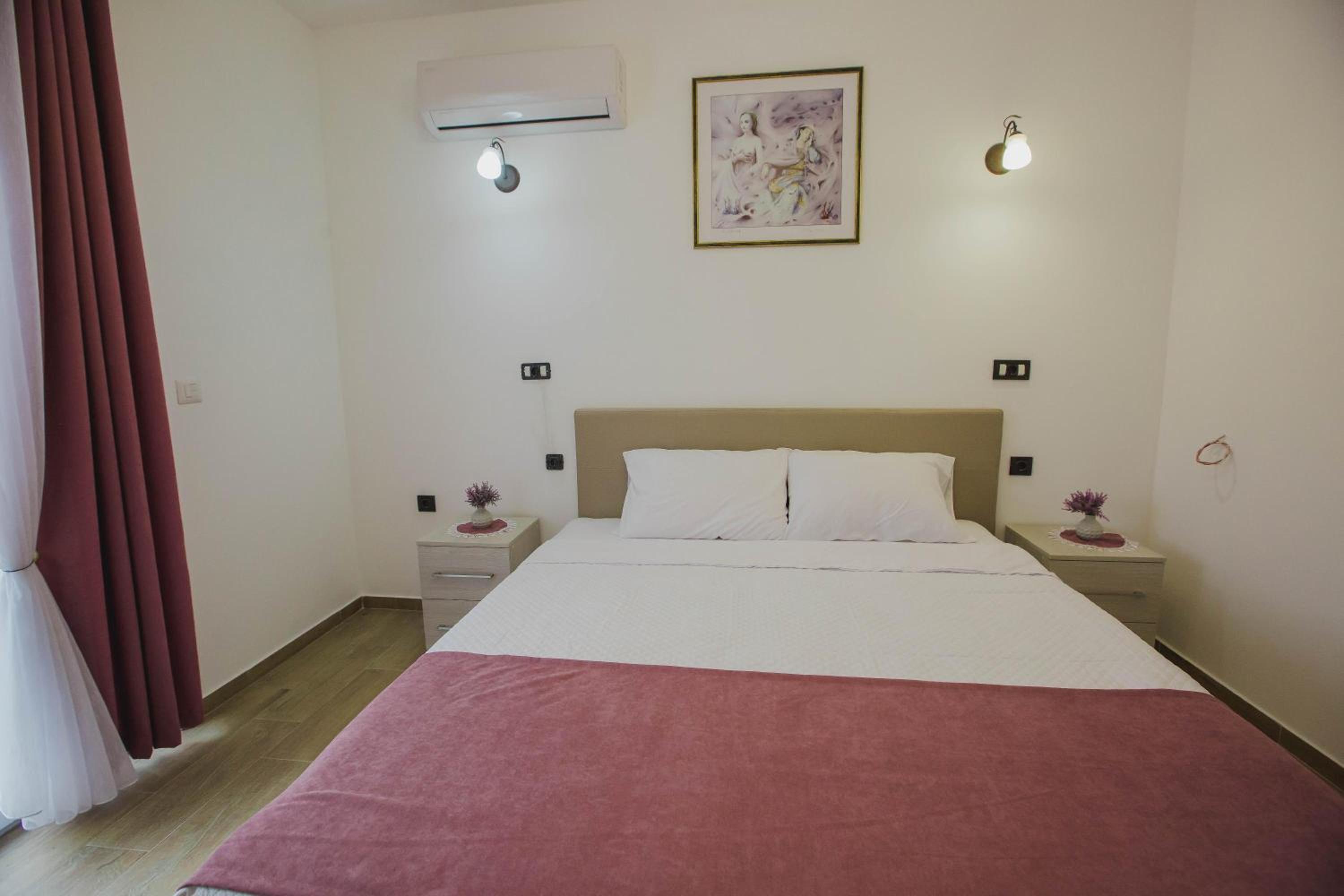 Double or Twin Room with Private Bathroom - Photo 17