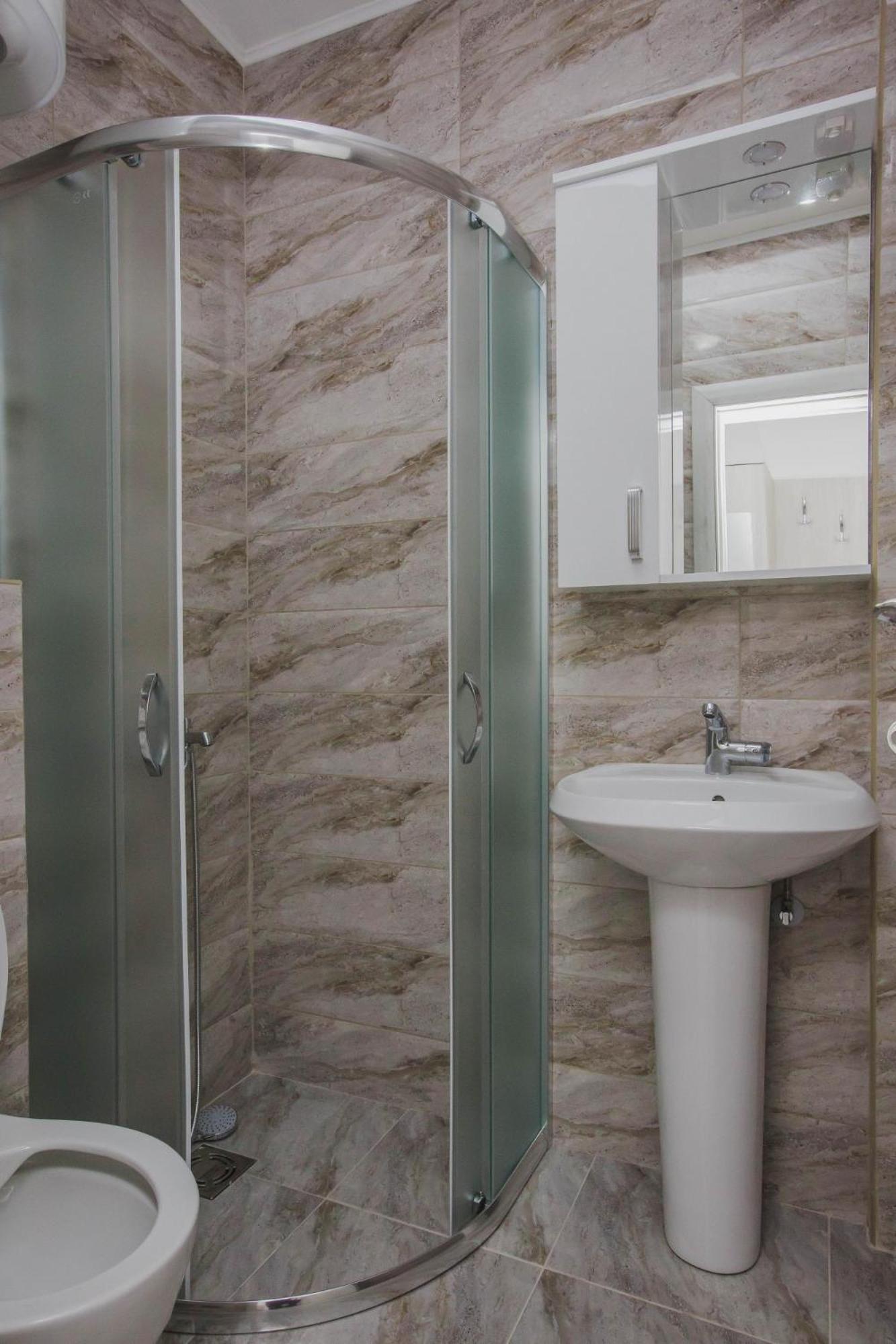 Double or Twin Room with Private Bathroom - Photo 8