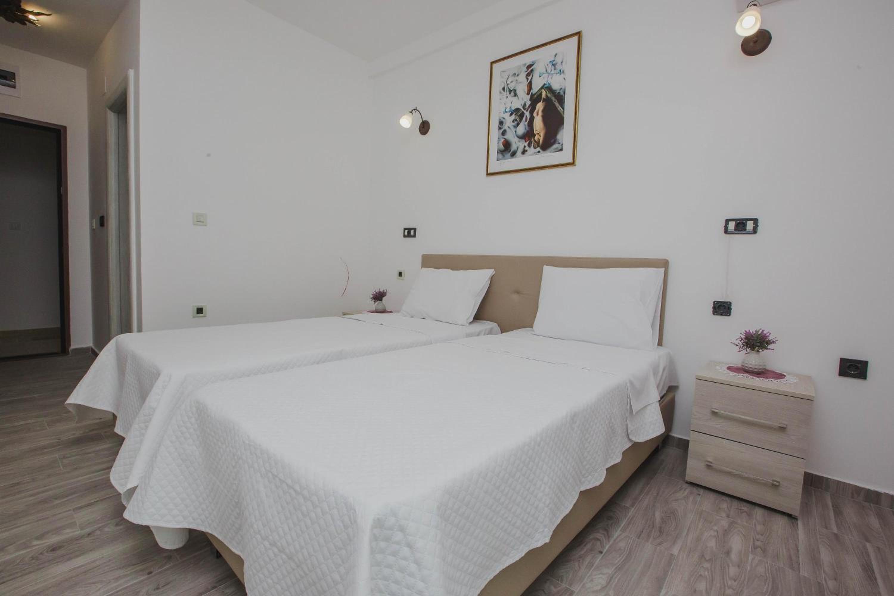 Double or Twin Room with Private Bathroom - Photo 22