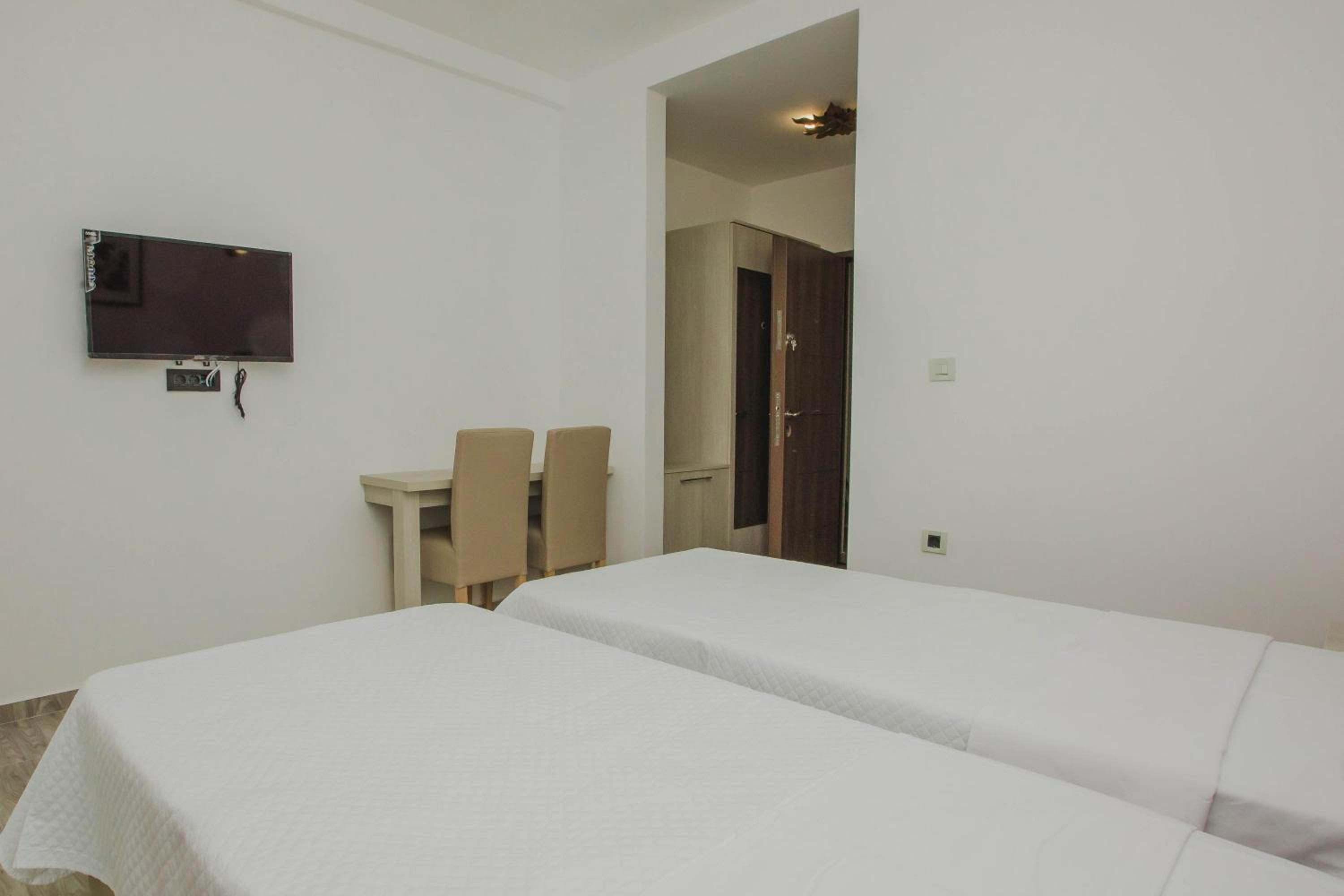Double or Twin Room with Private Bathroom - Photo 12