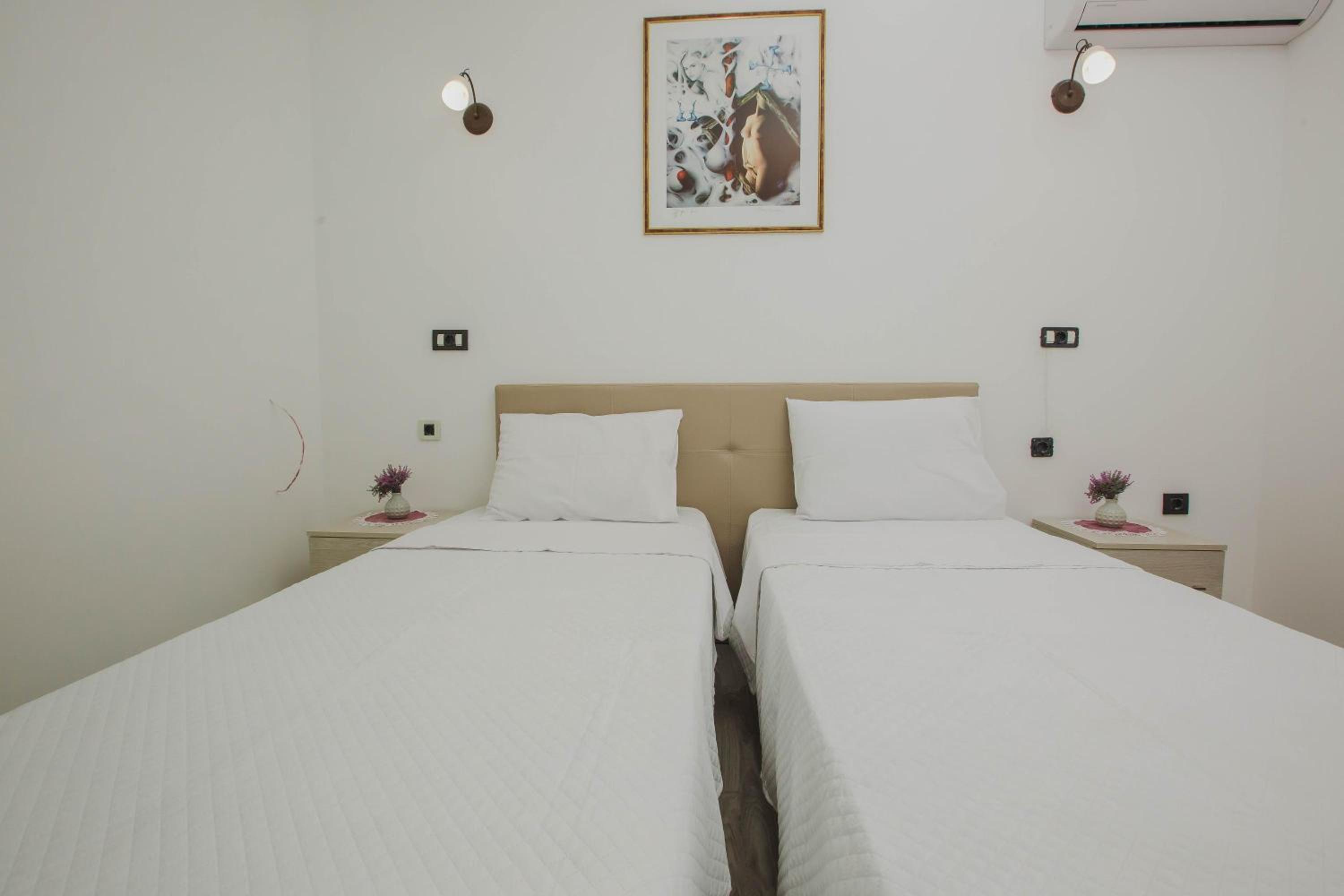 Double or Twin Room with Private Bathroom - Photo 11