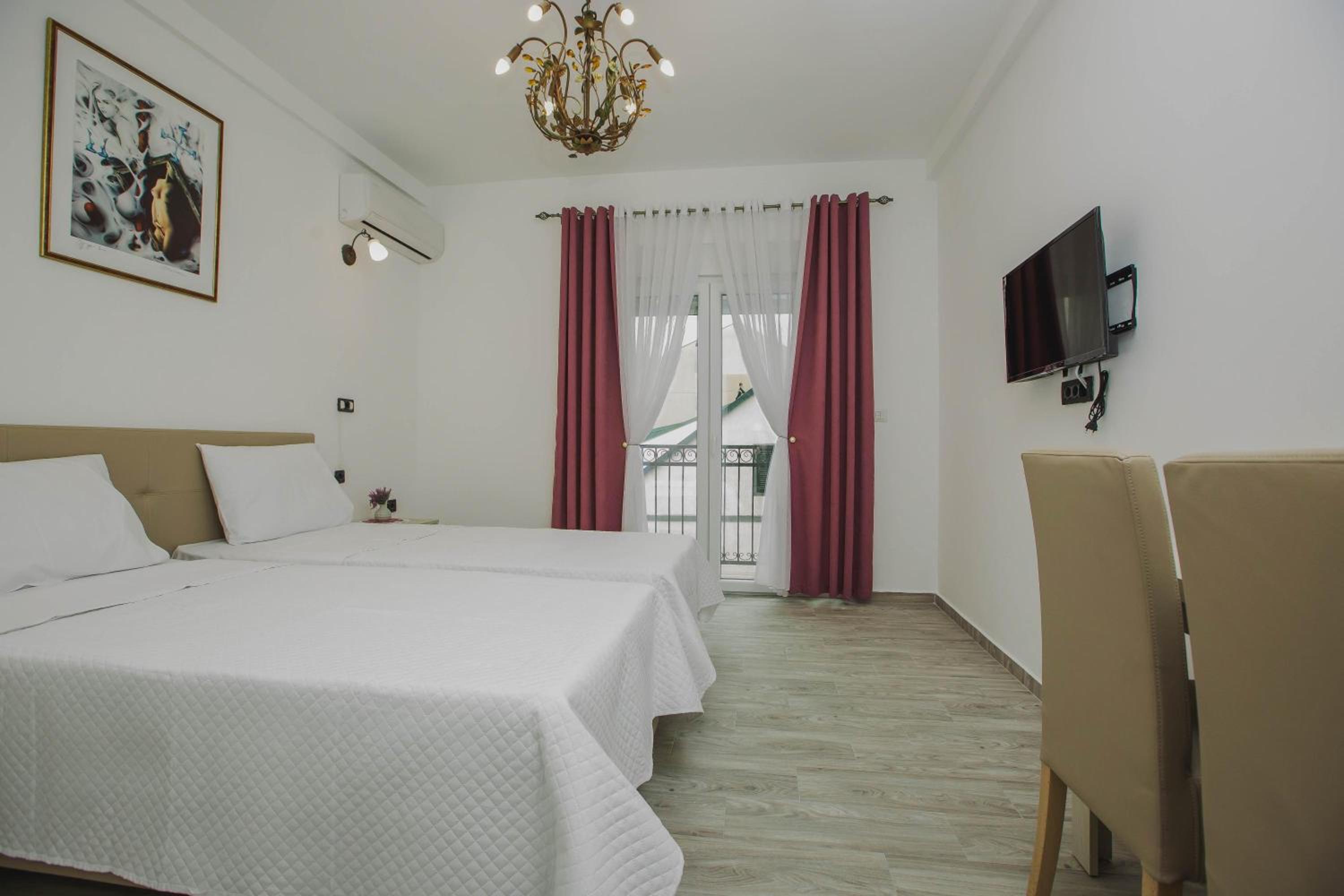 Double or Twin Room with Private Bathroom - Photo 10