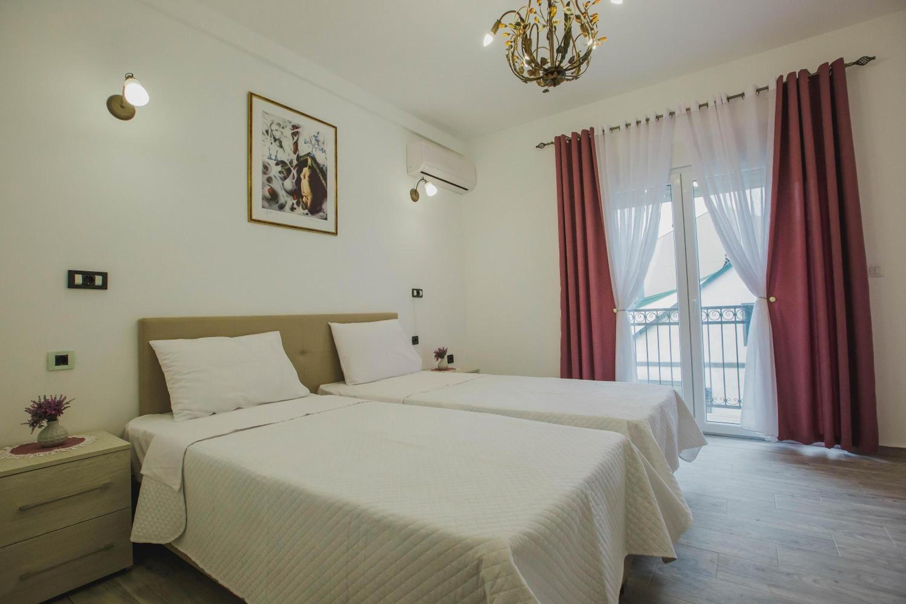 Double or Twin Room with Private Bathroom - Photo 9
