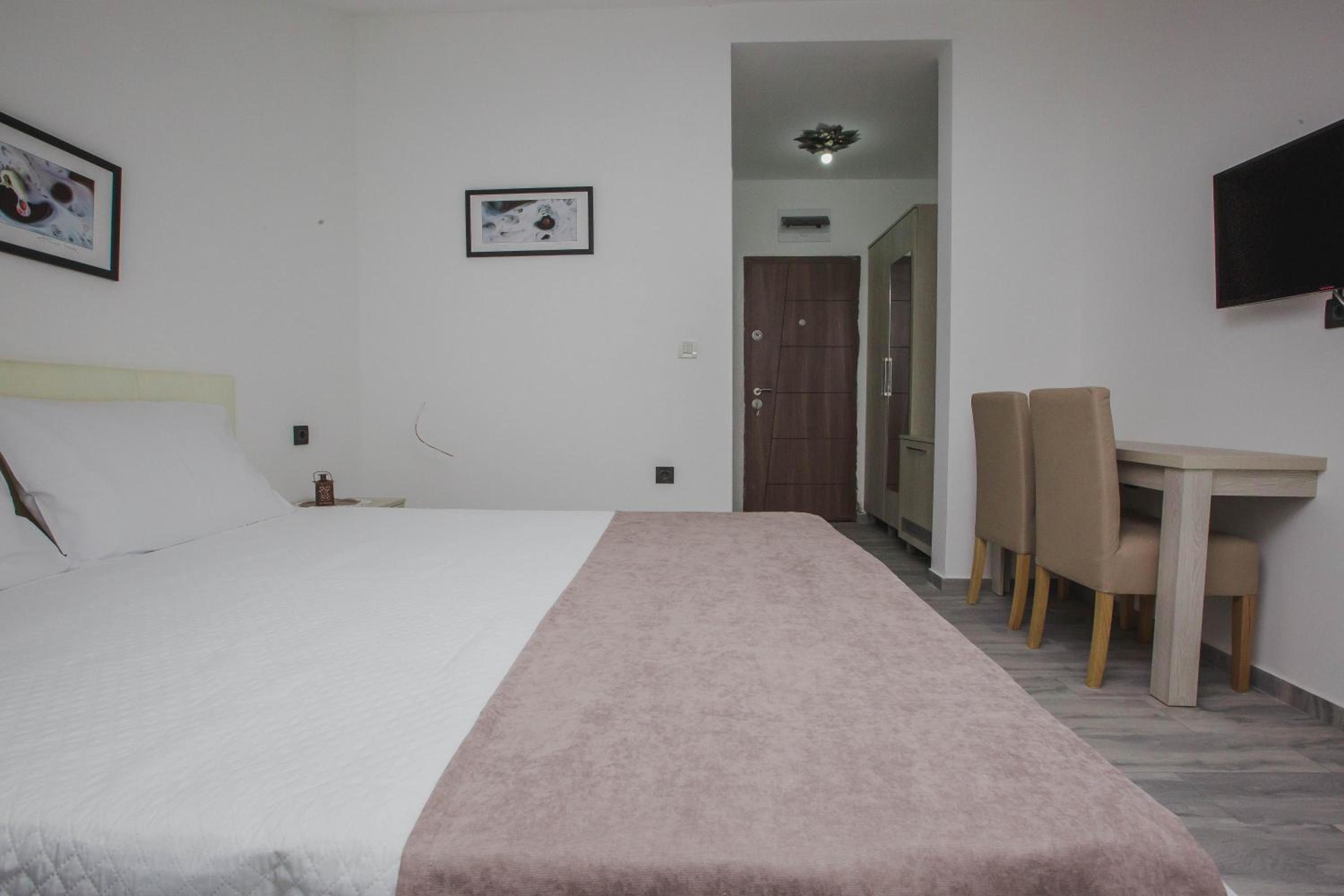 Double or Twin Room with Private Bathroom - Photo 13