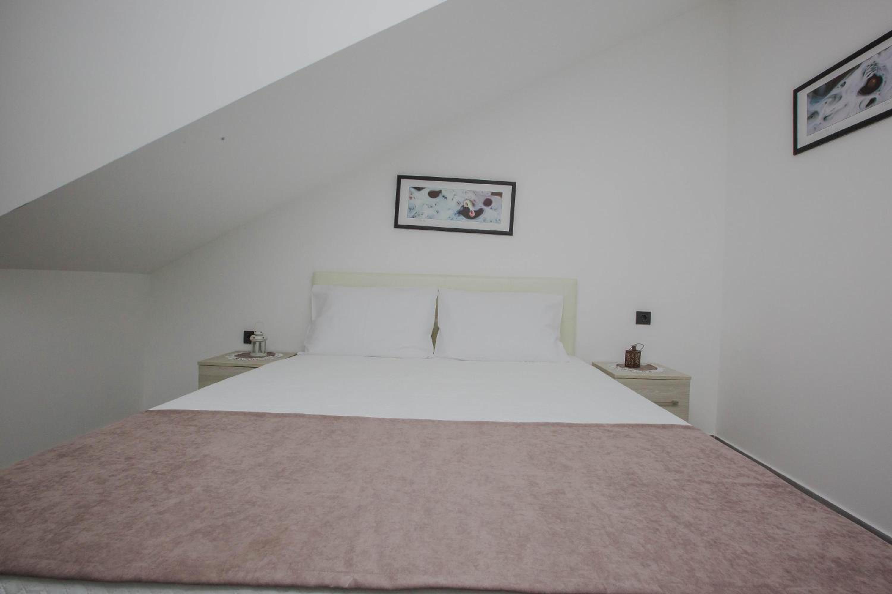Double or Twin Room with Private Bathroom - Photo 14