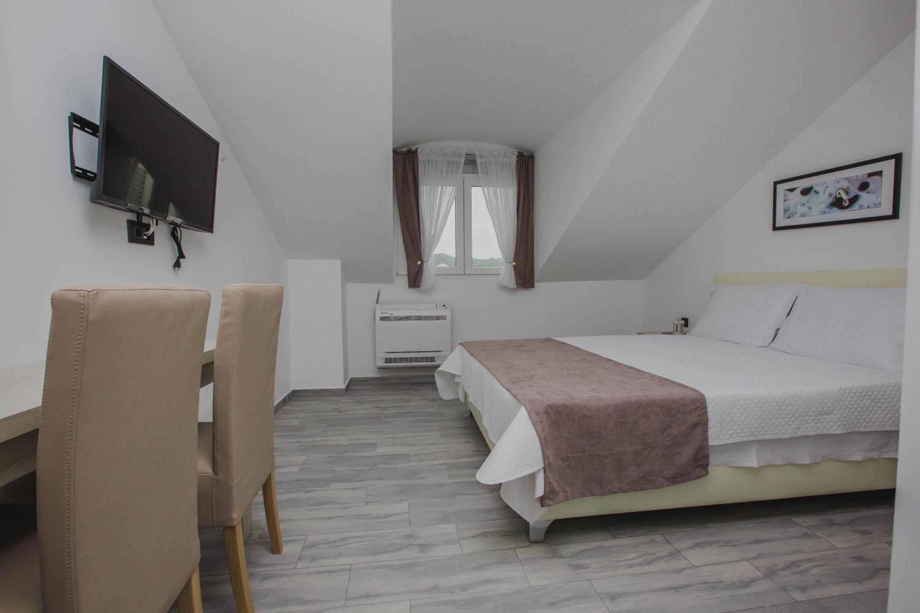 Double or Twin Room with Private Bathroom - Photo 20