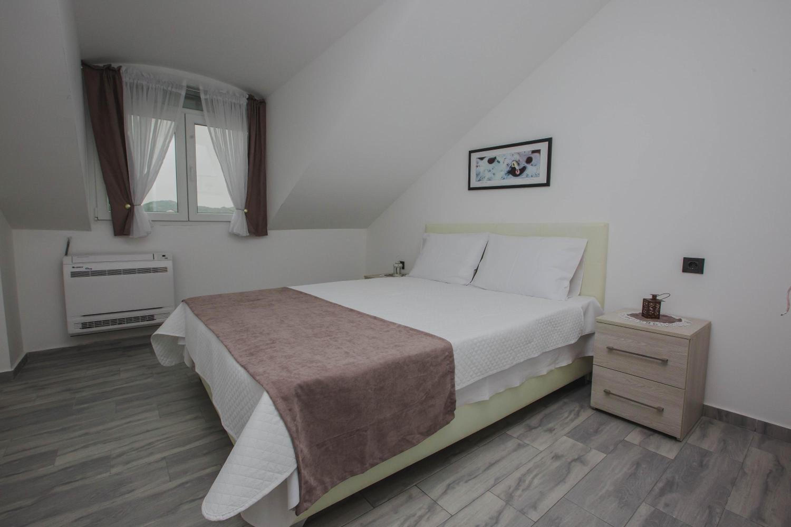 Double or Twin Room with Private Bathroom - Photo 21
