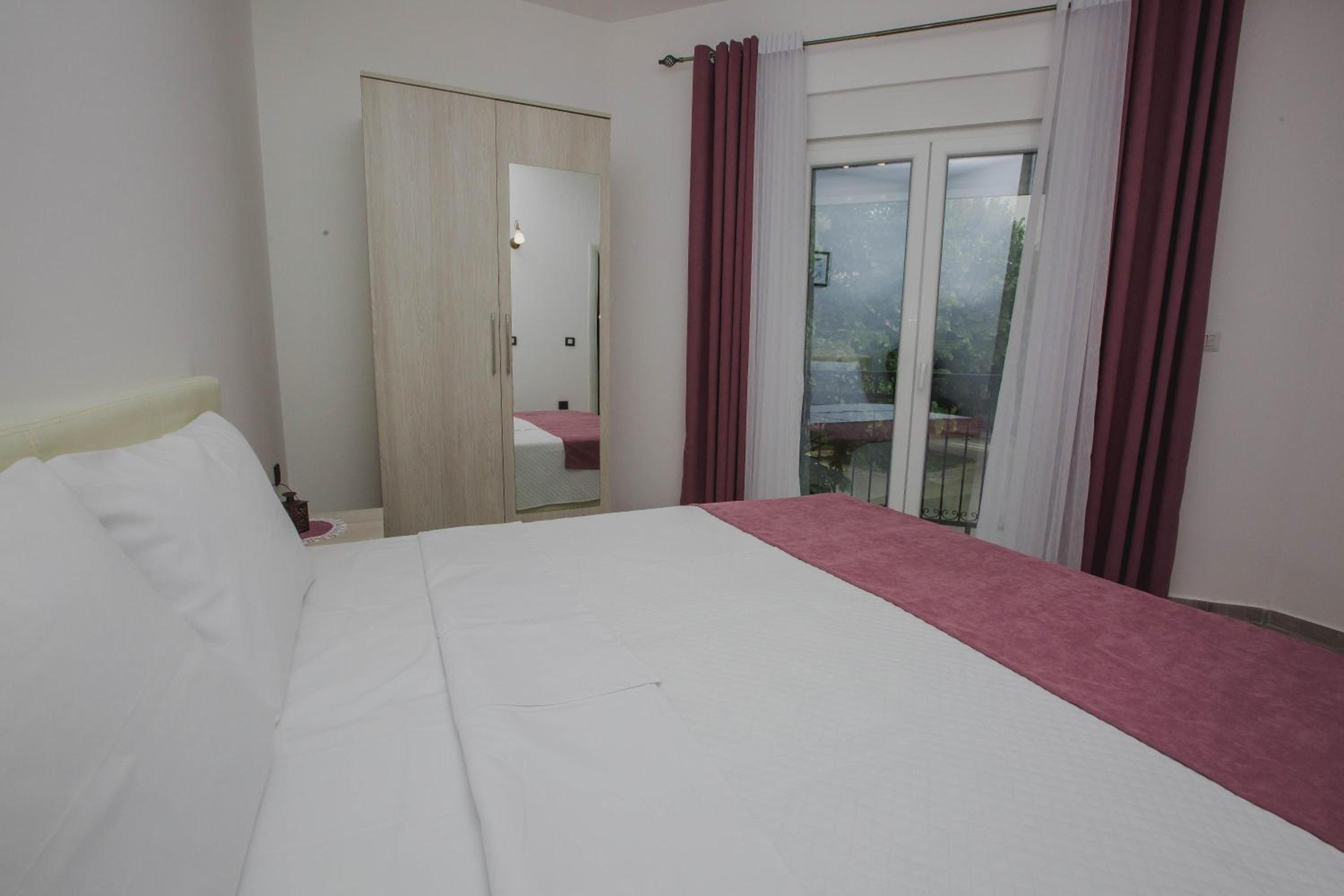 Apartment with Terrace - Photo 9
