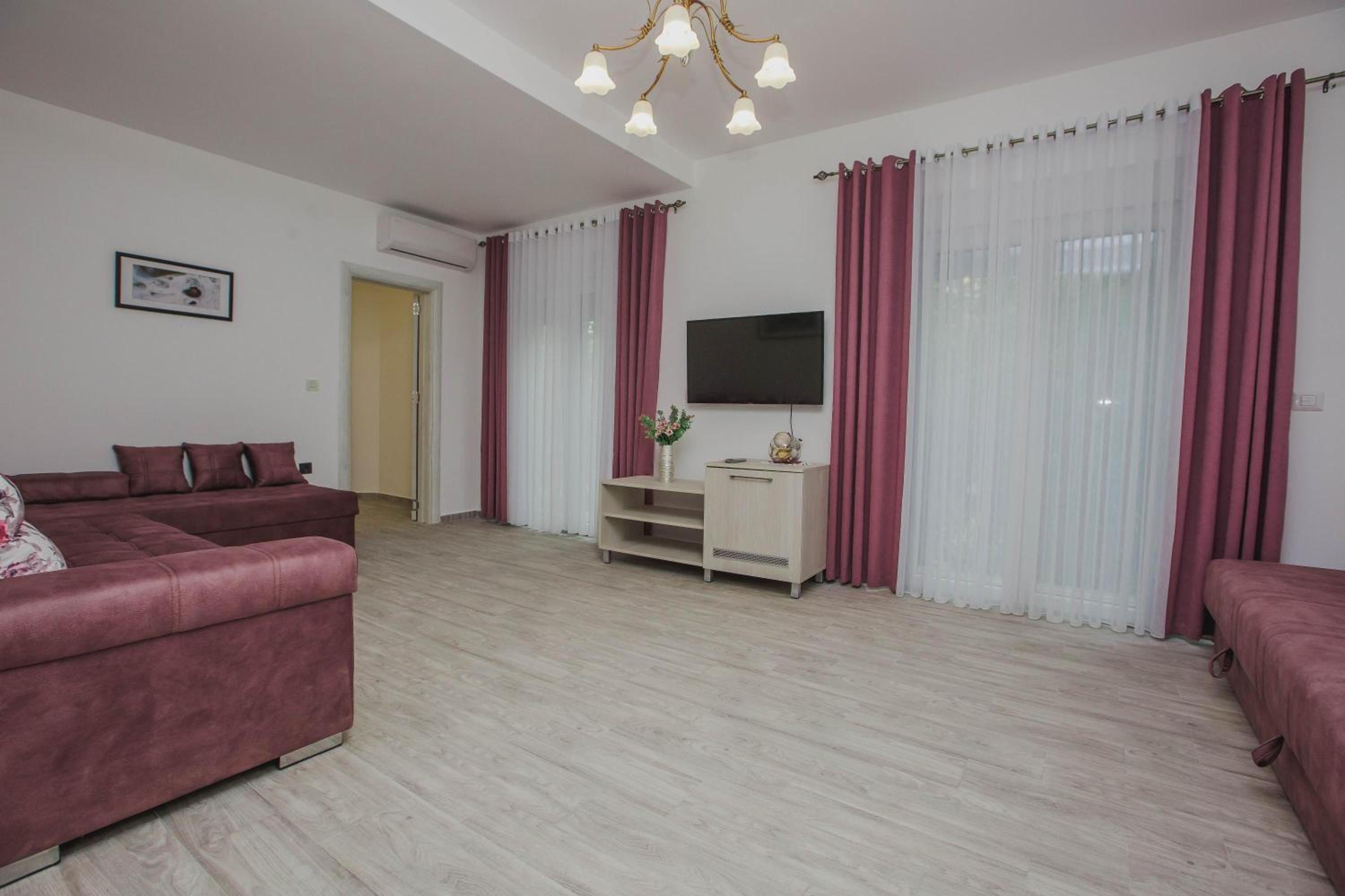 Apartment with Terrace - Photo 4