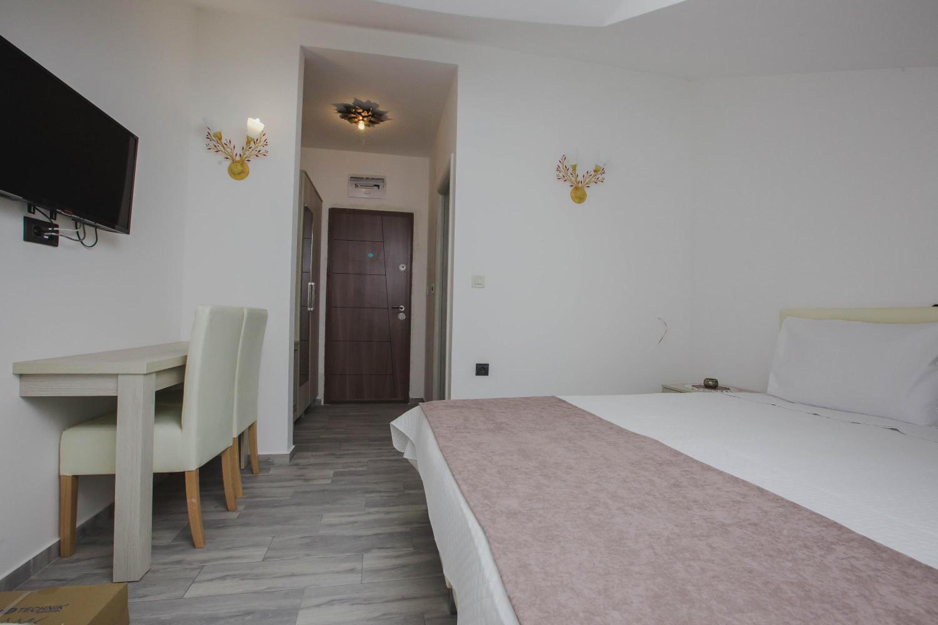 Double or Twin Room with Private Bathroom - Photo 23