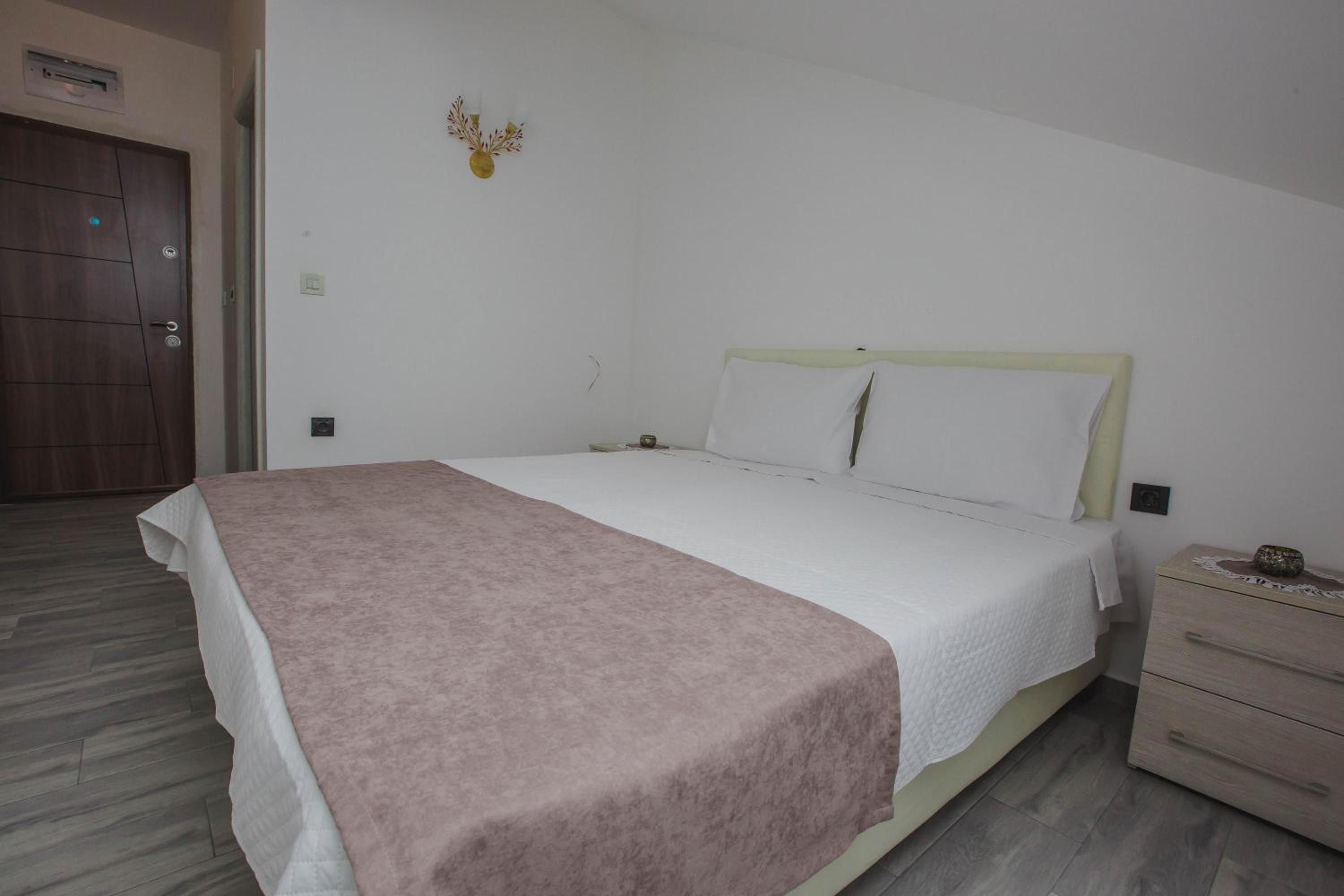 Double or Twin Room with Private Bathroom - Photo 24