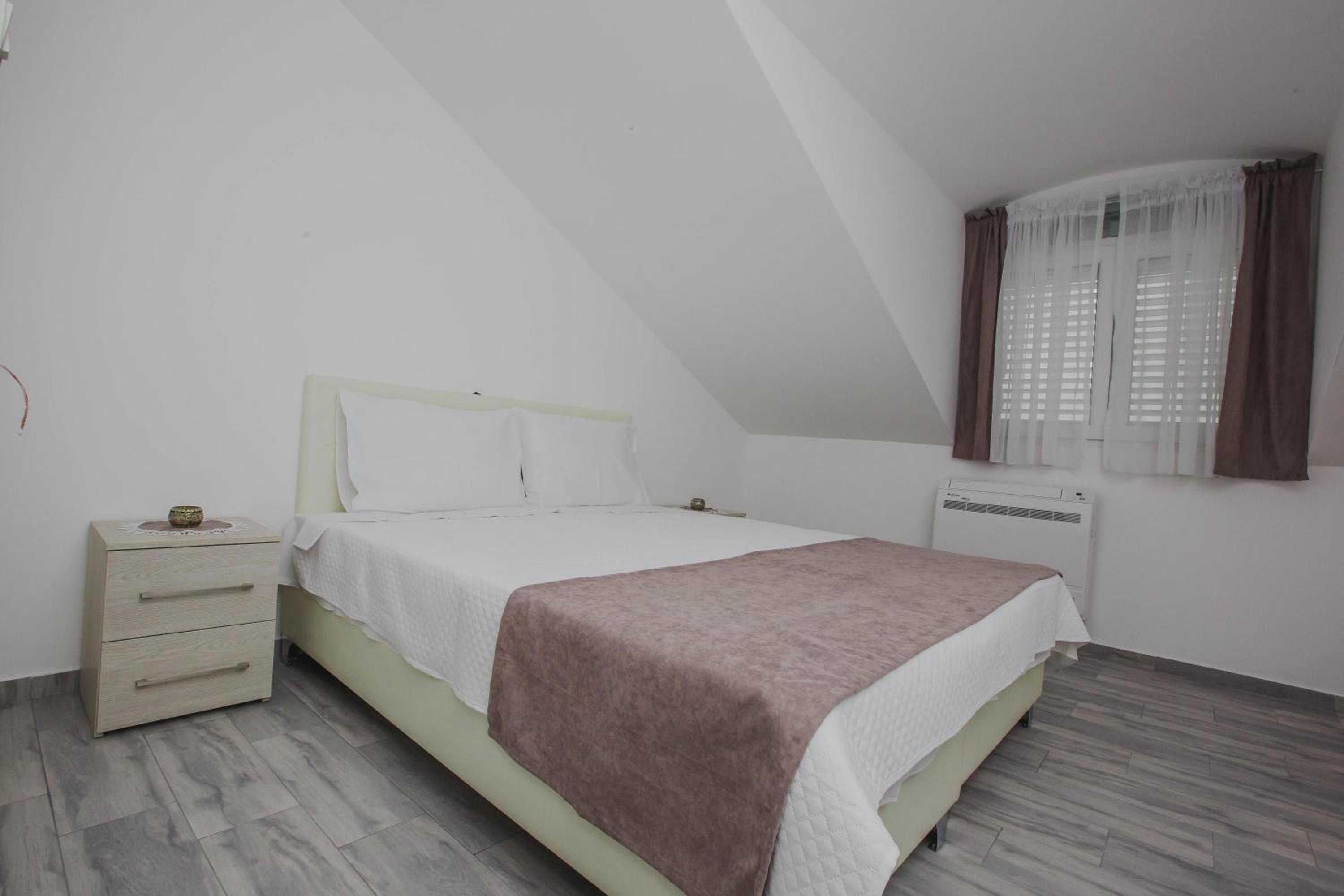 Double or Twin Room with Private Bathroom - Photo 19