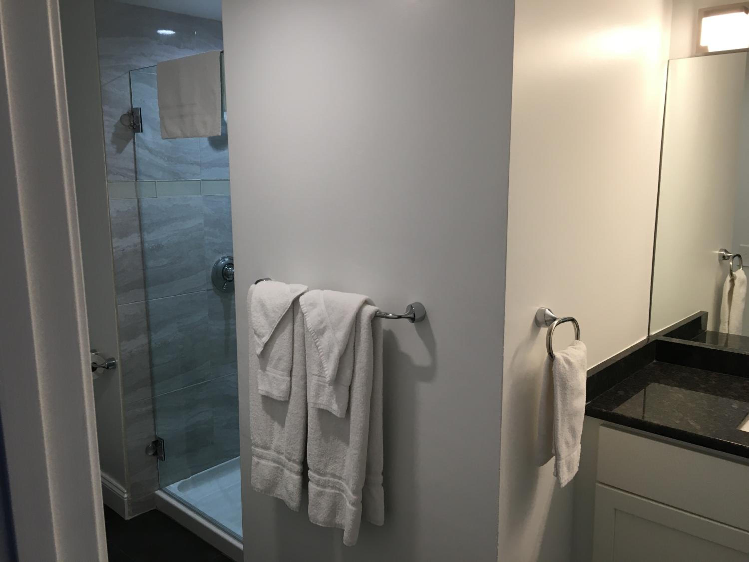 Queen Room photo 2