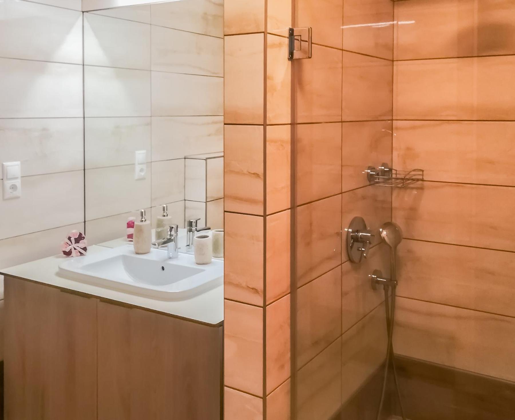 Double Room with Balcony - Photo 2