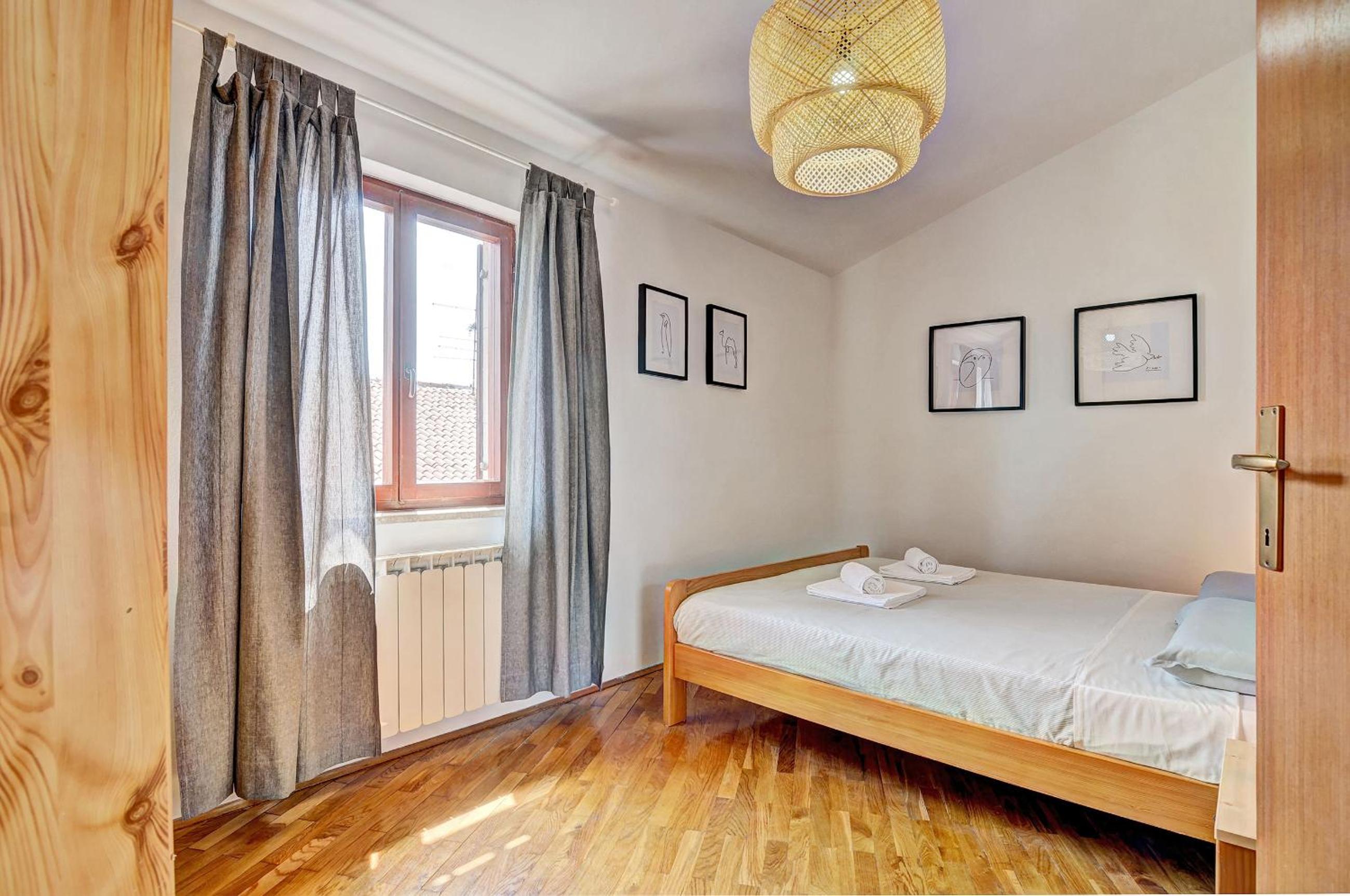 Apartment with Terrace - Photo 11