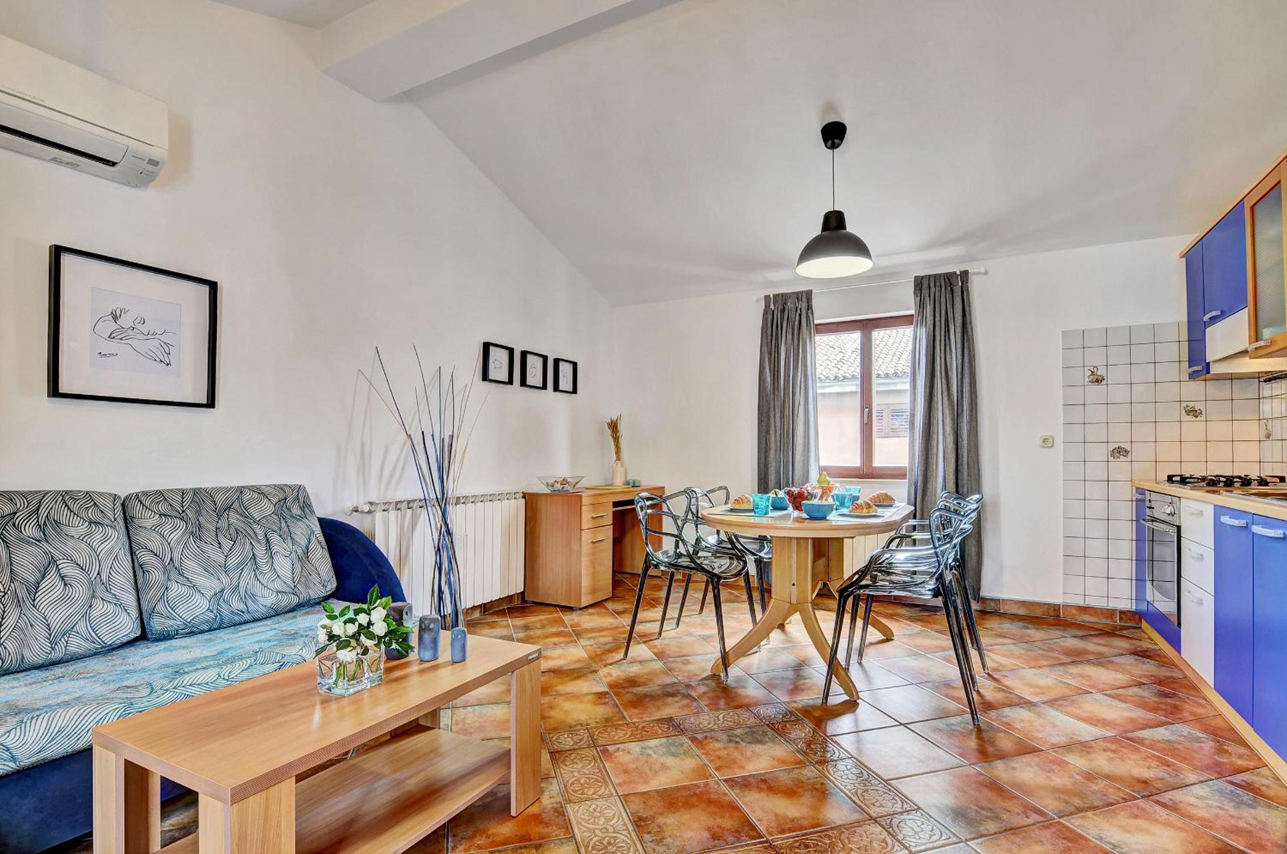 Apartment with Terrace - Photo 13