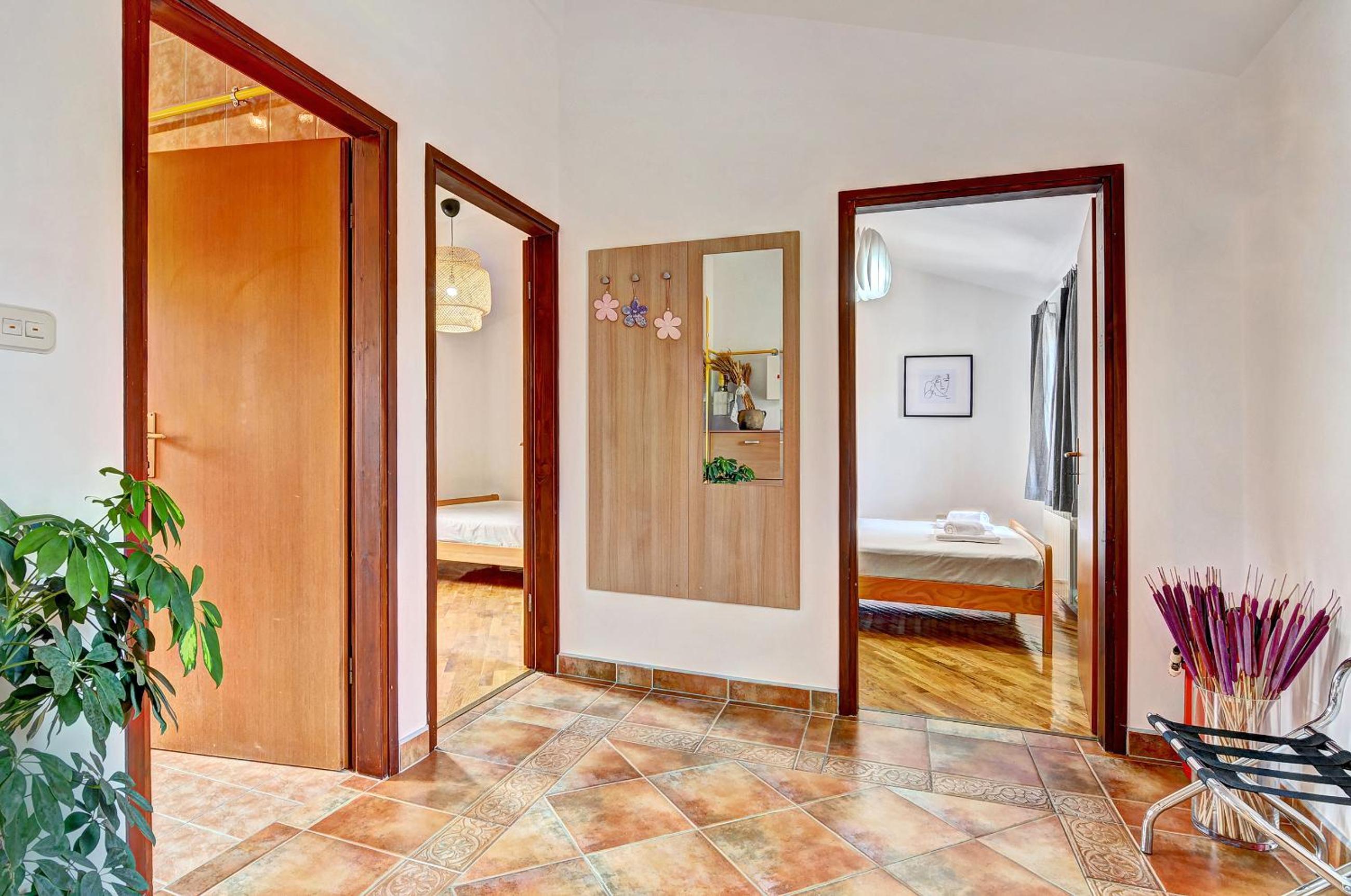 Apartment with Terrace - Photo 18