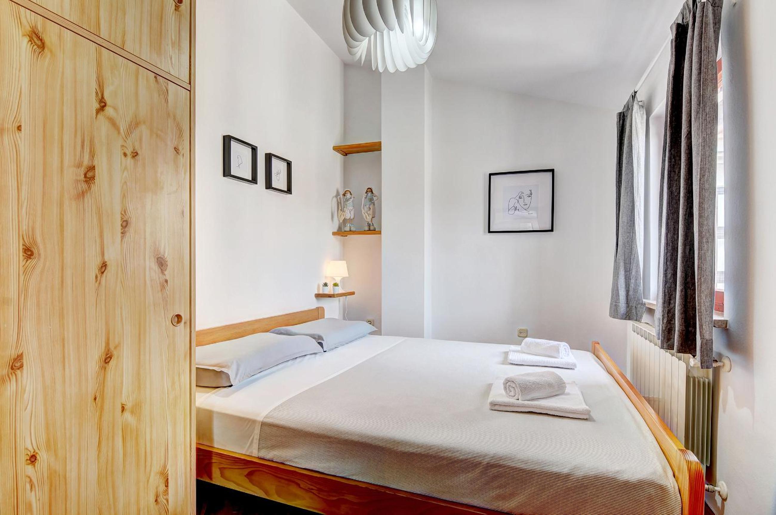 Apartment with Terrace - Photo 4