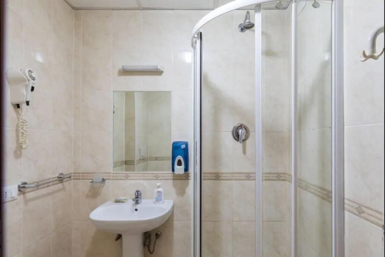 Single Room with Private Bathroom photo 3