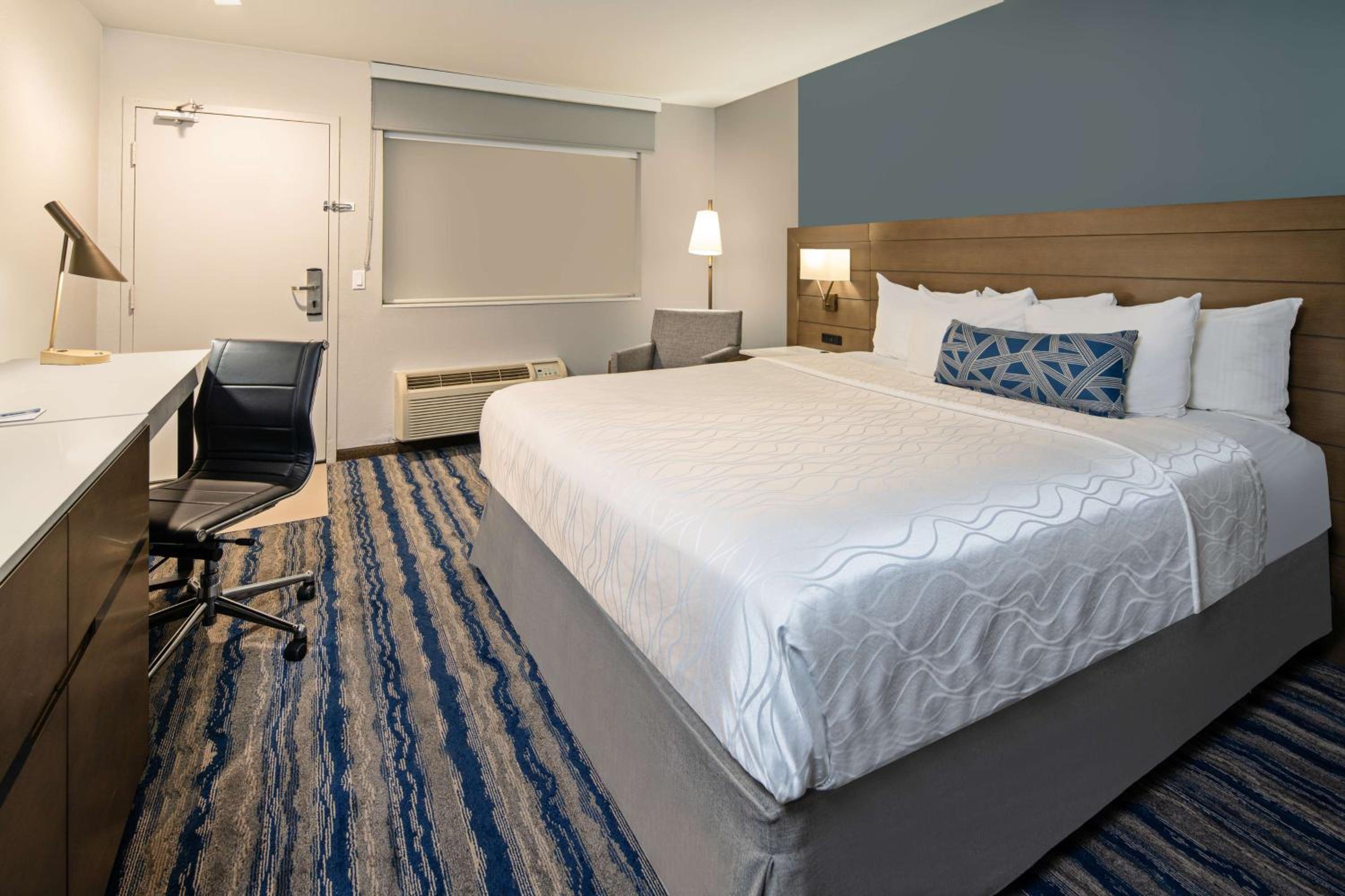 King Room with Roll-in Shower - Disability Access/Non-Smoking photo 2