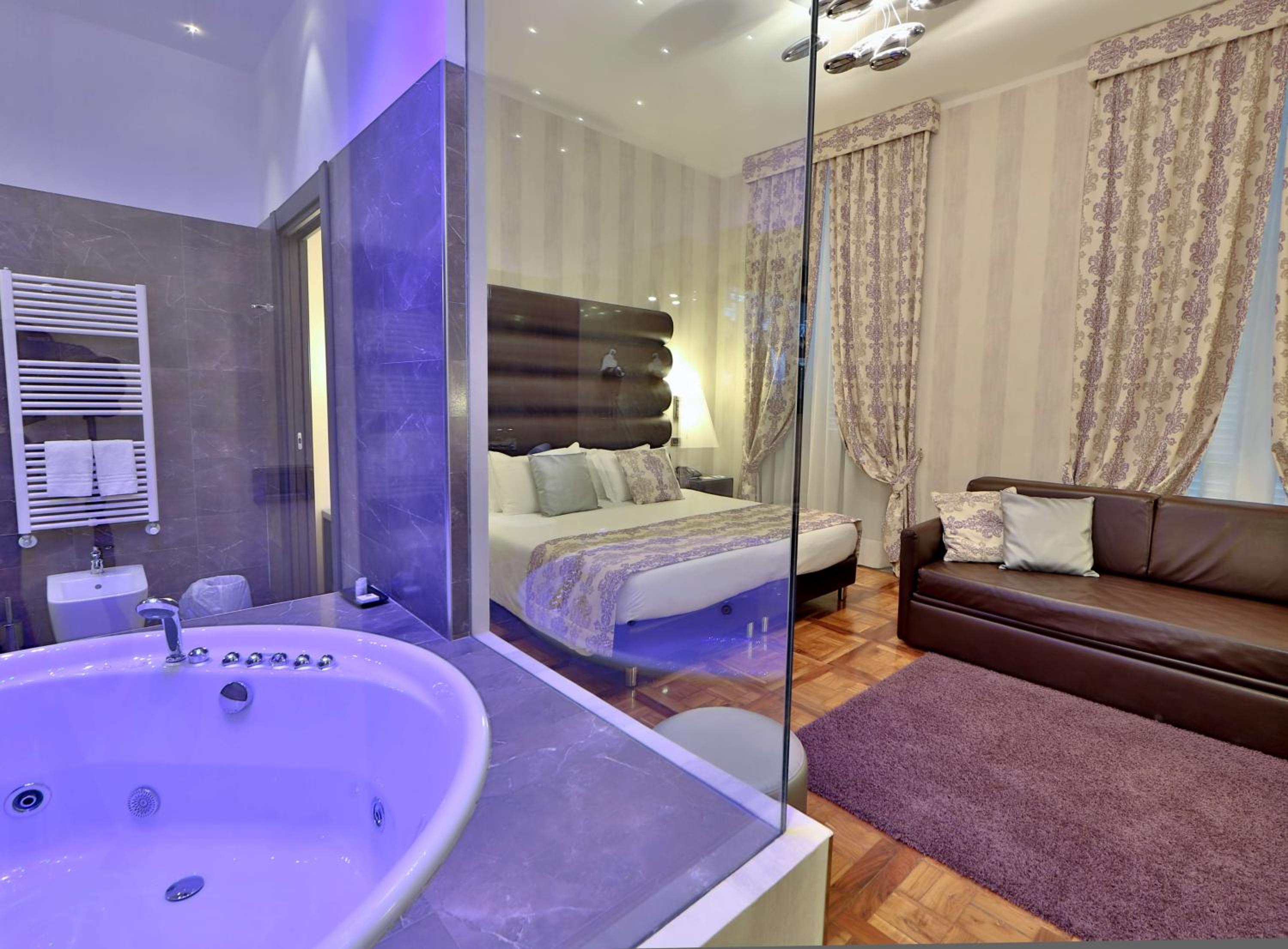 Classic Room with One Queen and Twin Beds - Photo 16
