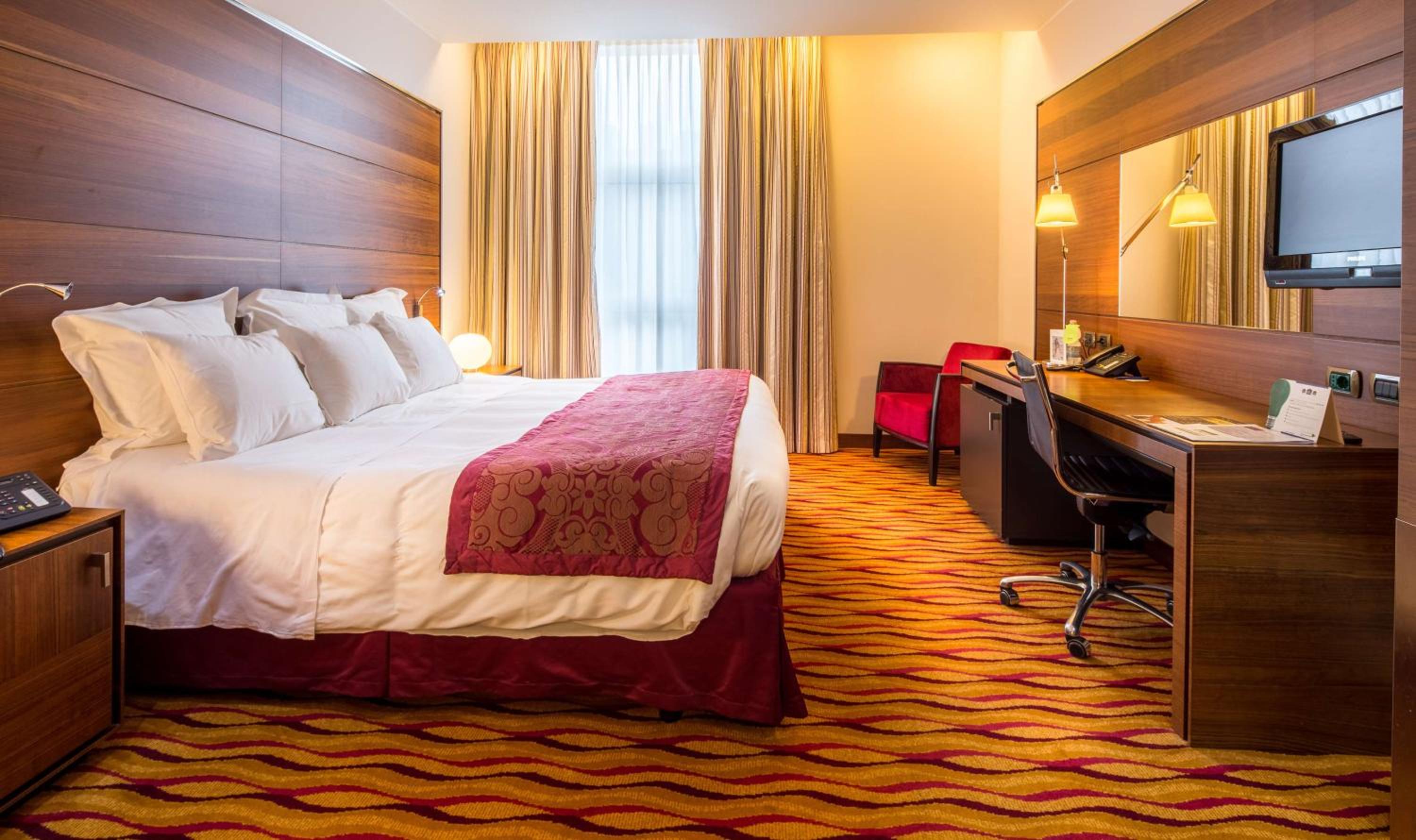 Classic King Room - Photo 15