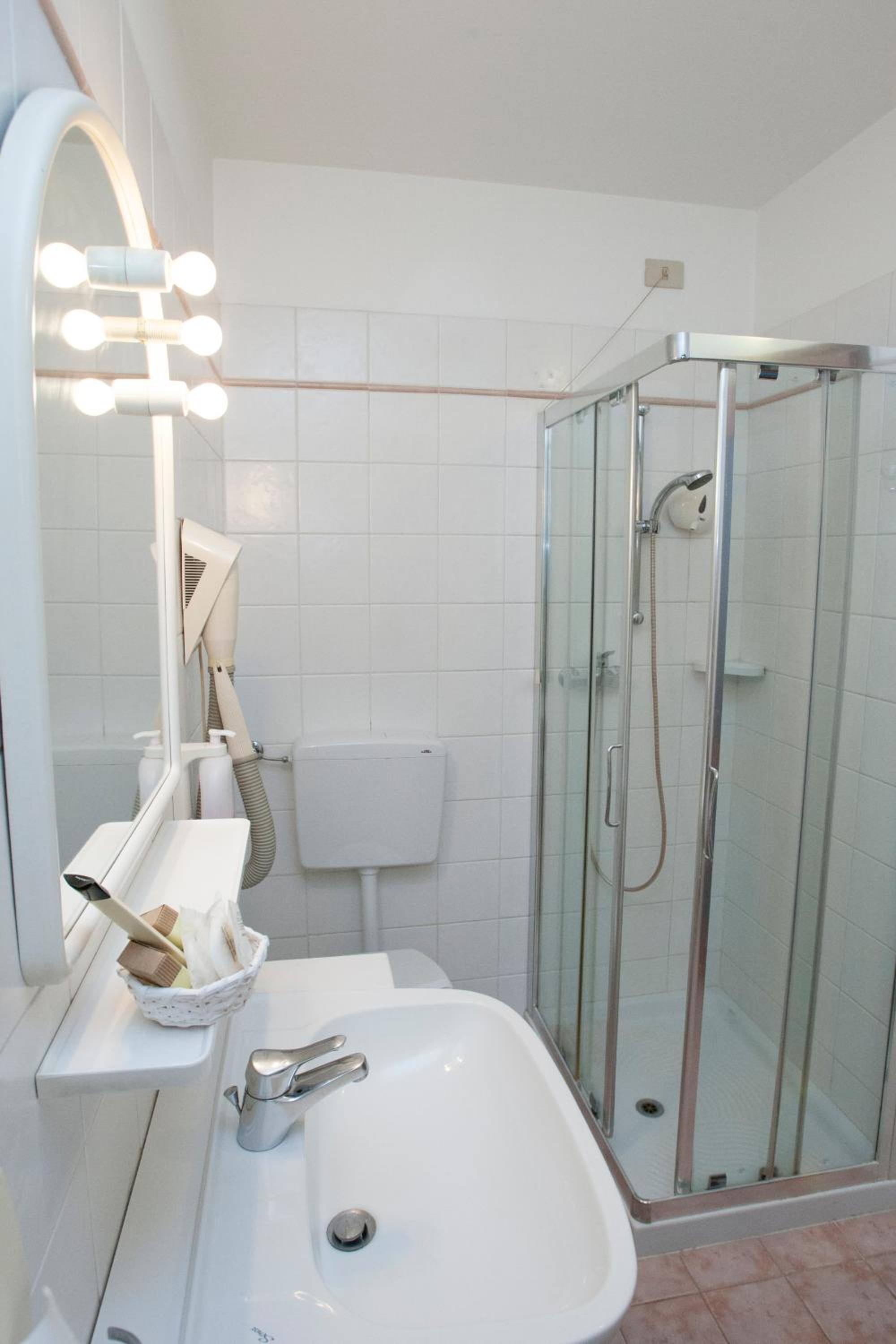 Quadruple Room - Photo 5