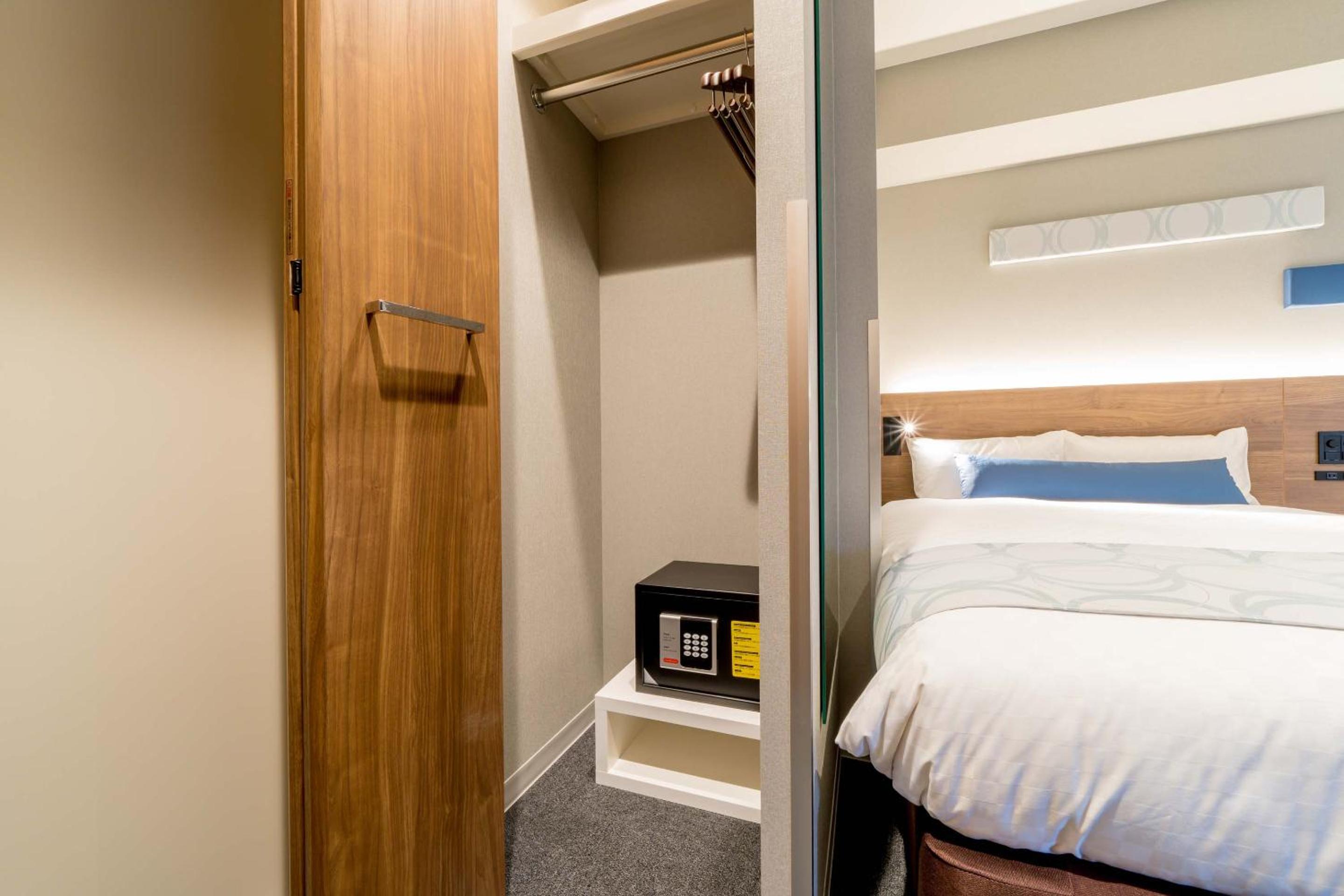 Standard Quadruple Room - Photo 8