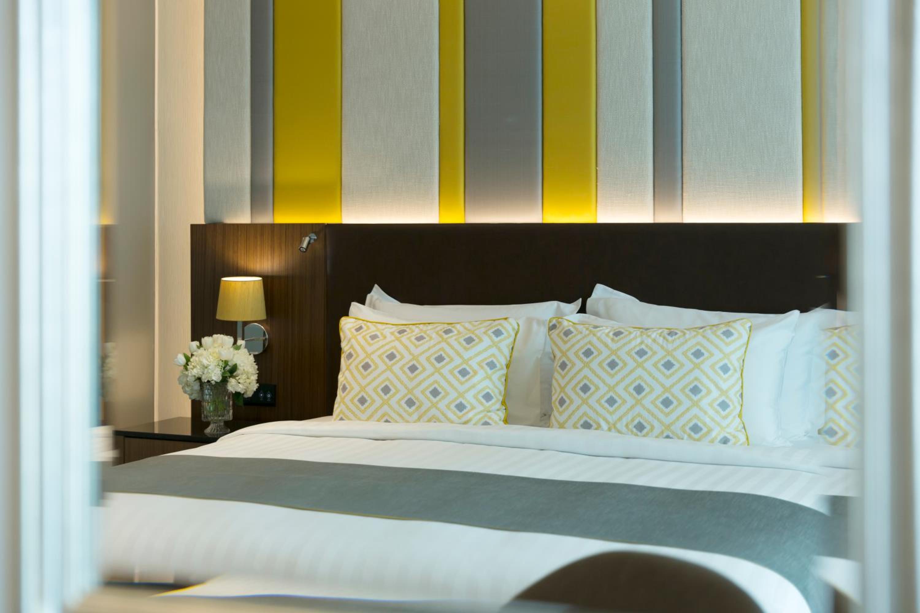 Deluxe Club King Room with Club Lounge Access