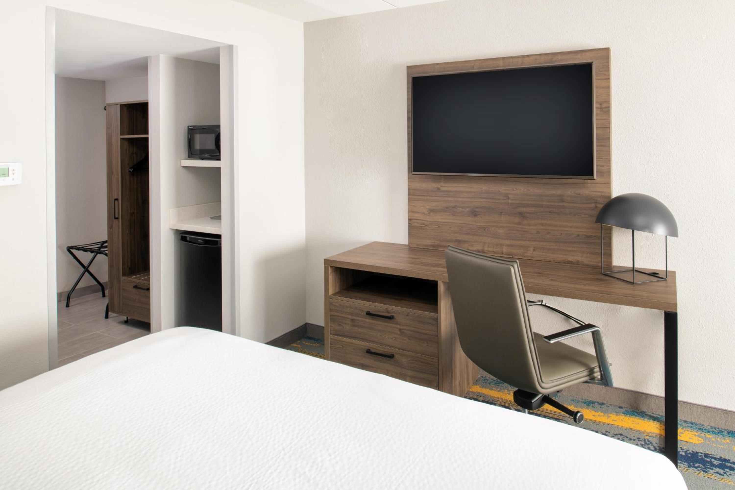 Junior King Suite - Non-Smoking - Photo 5