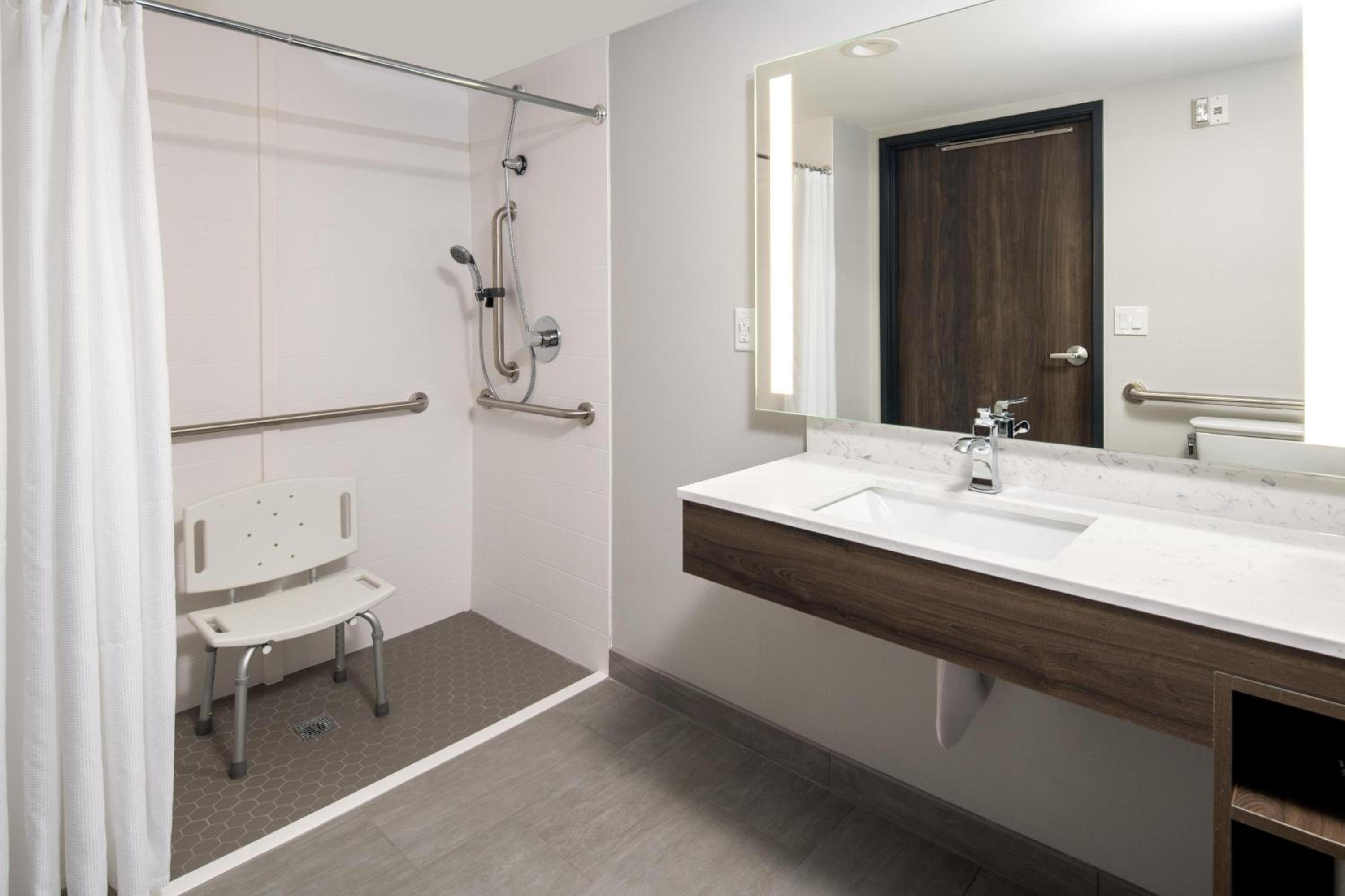Queen Room with Two Queen Beds and Bath Tub - Mobility Accessible/Non-Smoking - Photo 4
