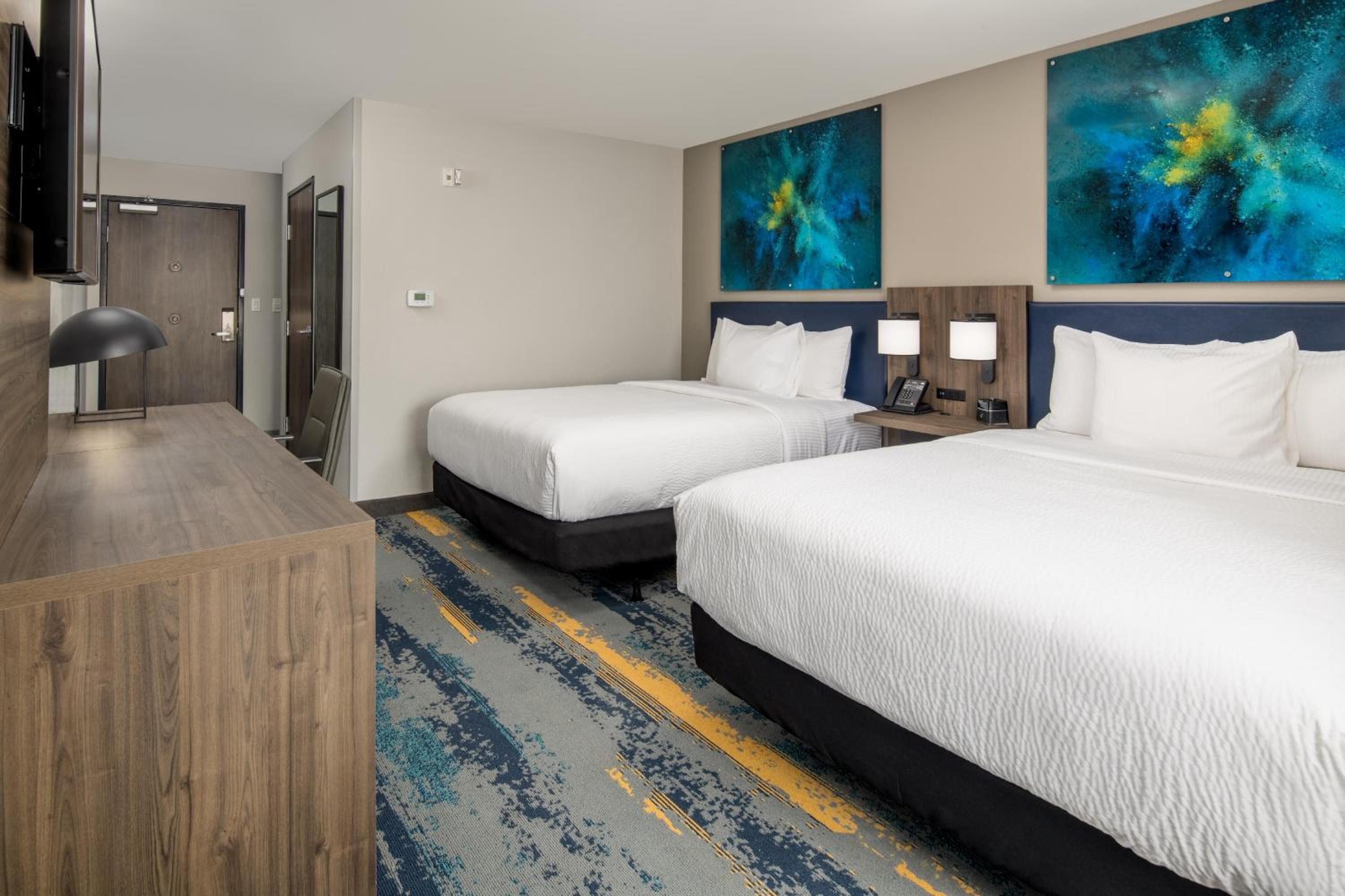 Queen Room with Two Queen Beds and Bath Tub - Mobility Accessible/Non-Smoking - Photo 5