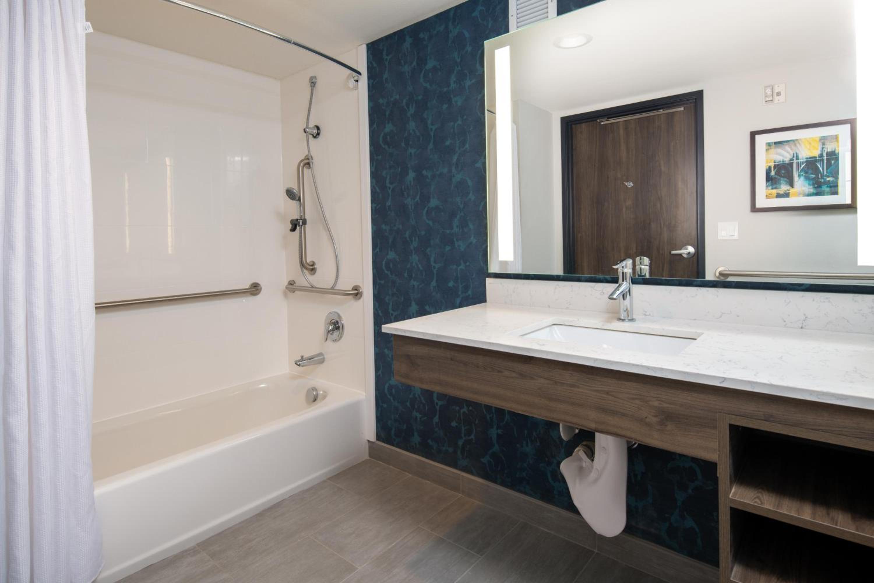 Queen Room with Two Queen Beds and Bath Tub - Mobility Accessible/Non-Smoking - Photo 2