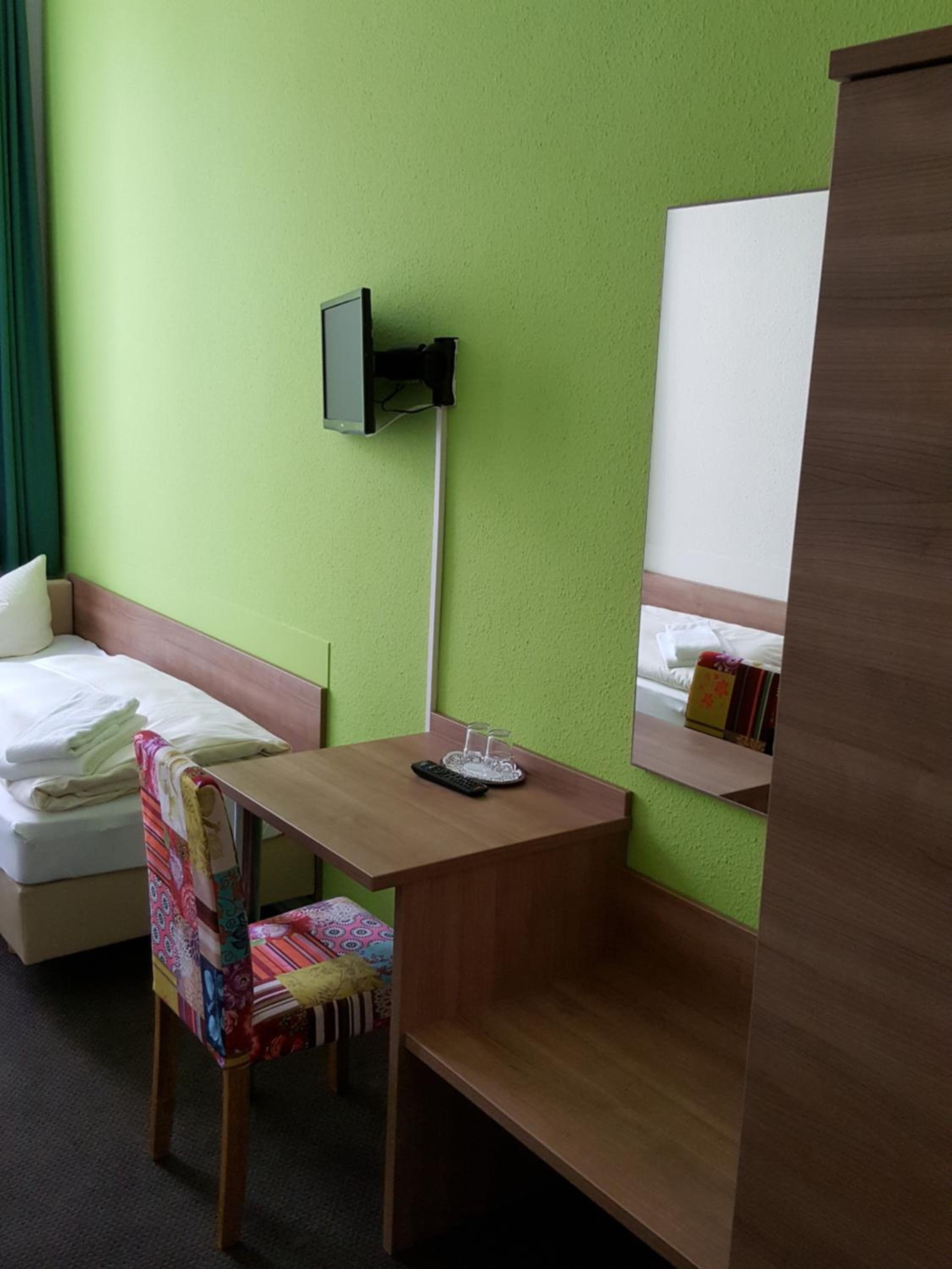 Single room with shower and own separate toilet photo 2