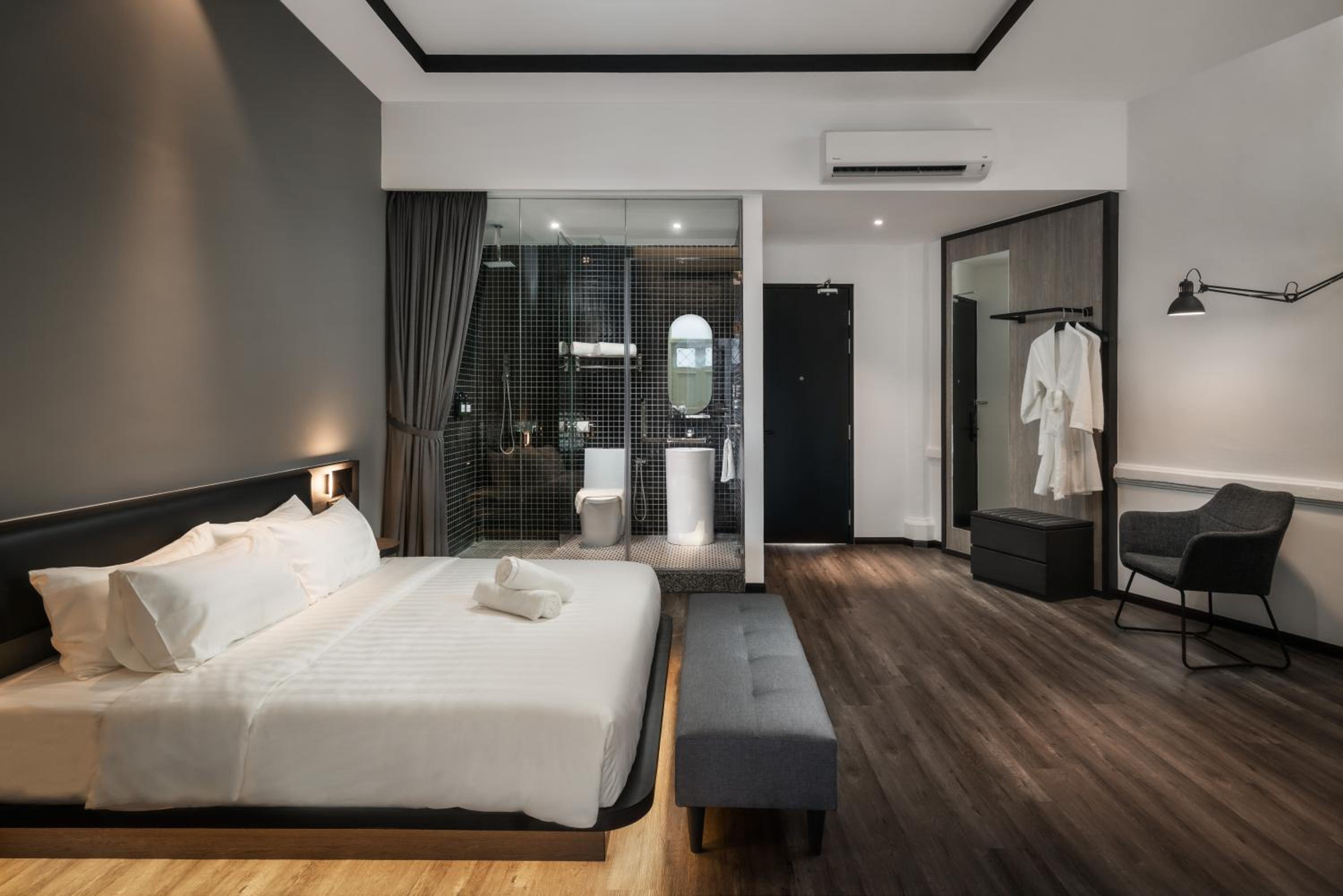 Premium Suite With Bathtub - Photo 1