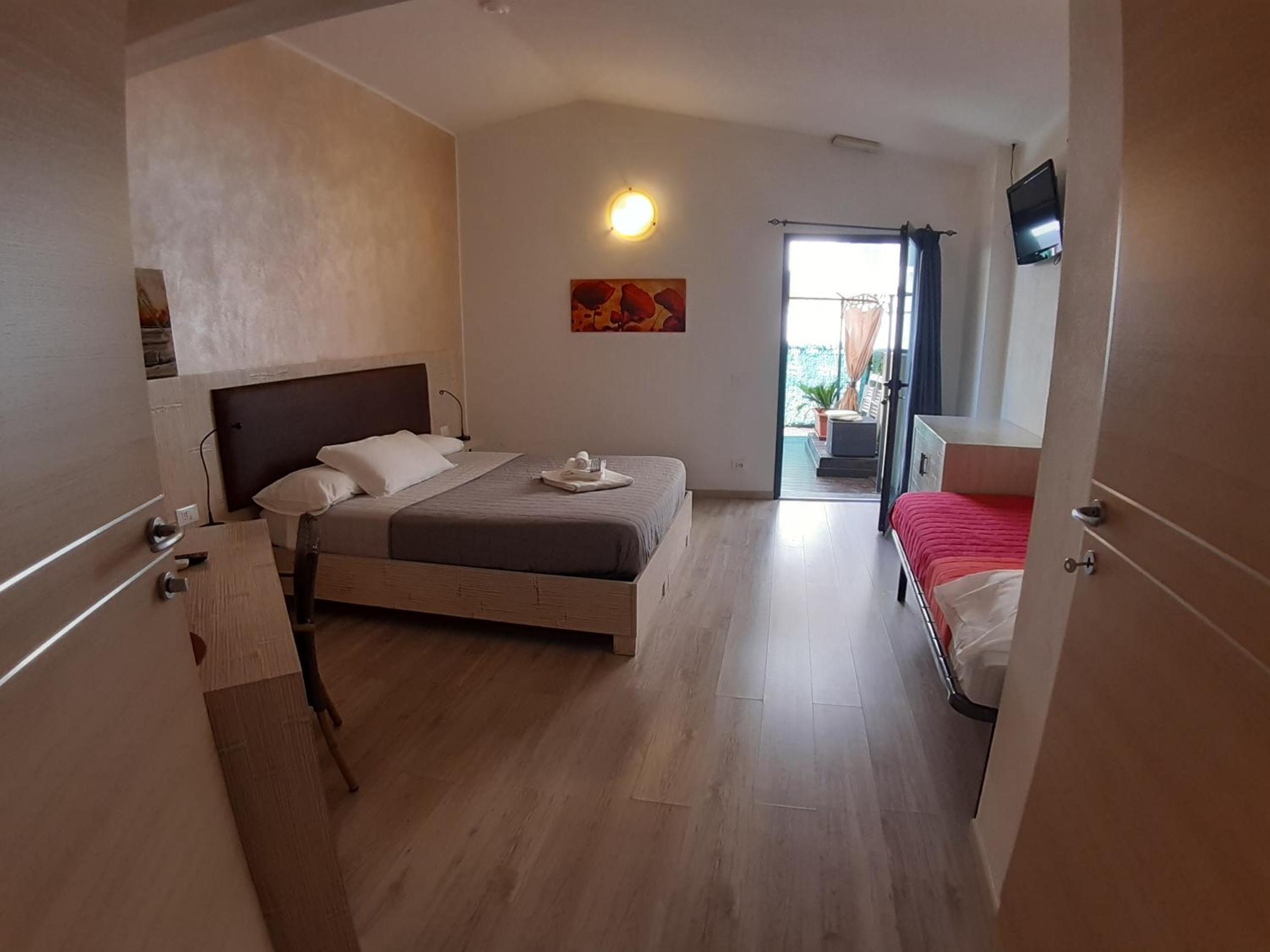 Deluxe Triple Room photo 2