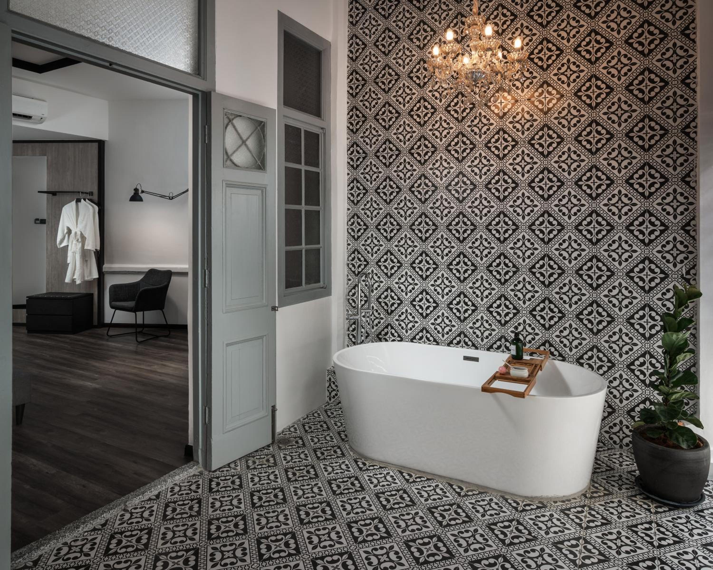 Premium Suite With Bathtub - Photo 3