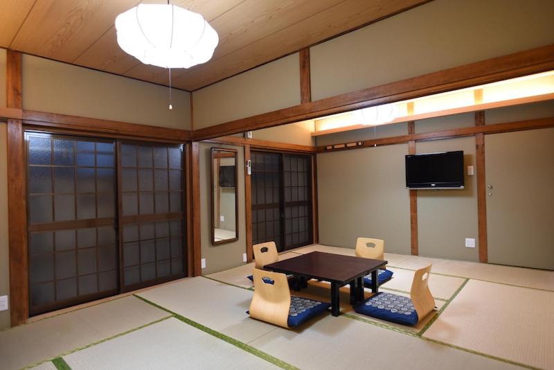Japanese-Style Family Room with Shared Bathroom photo 3