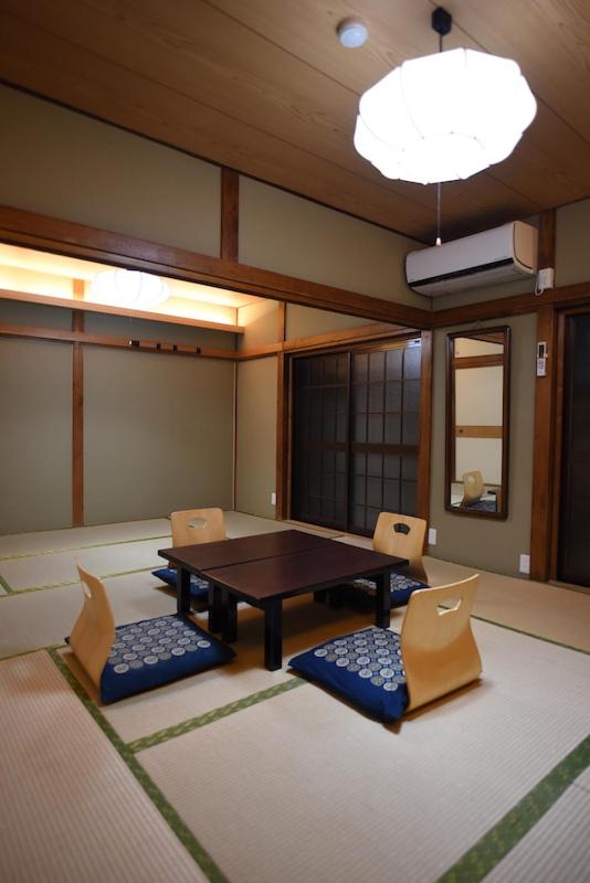 Japanese-Style Family Room with Shared Bathroom photo 2