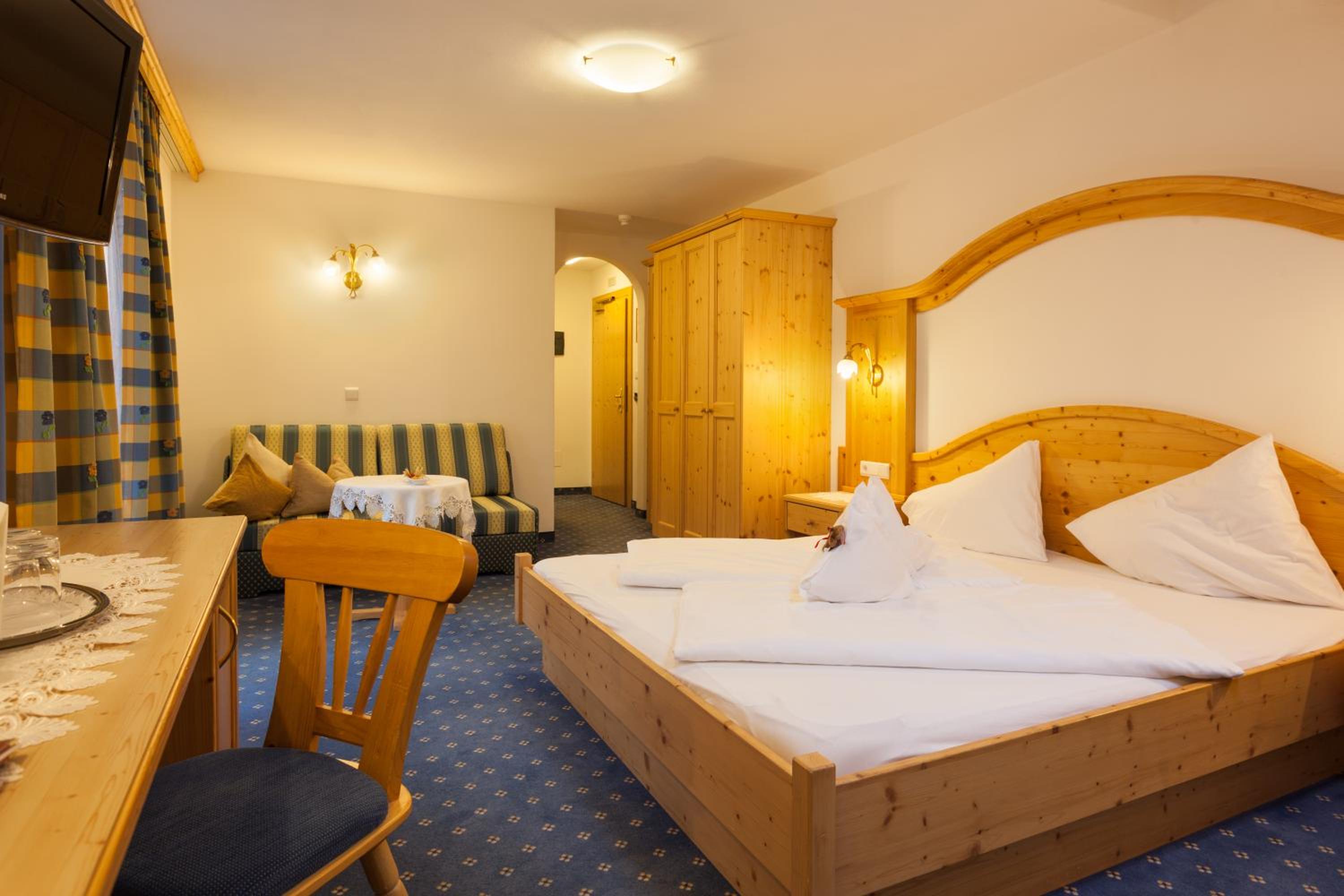 Double Room with Balcony - Photo 3