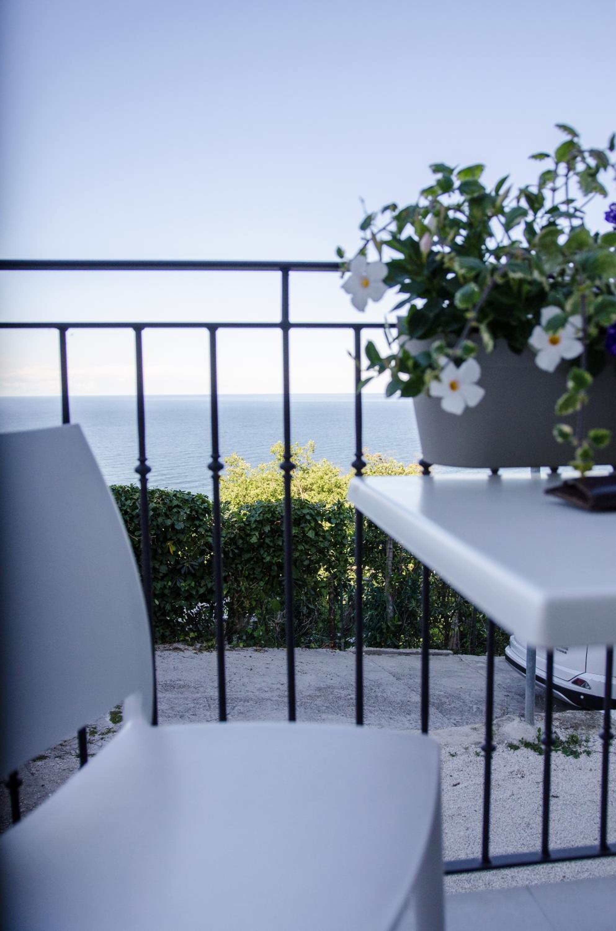 Deluxe Double Room with Balcony and Sea View photo 2