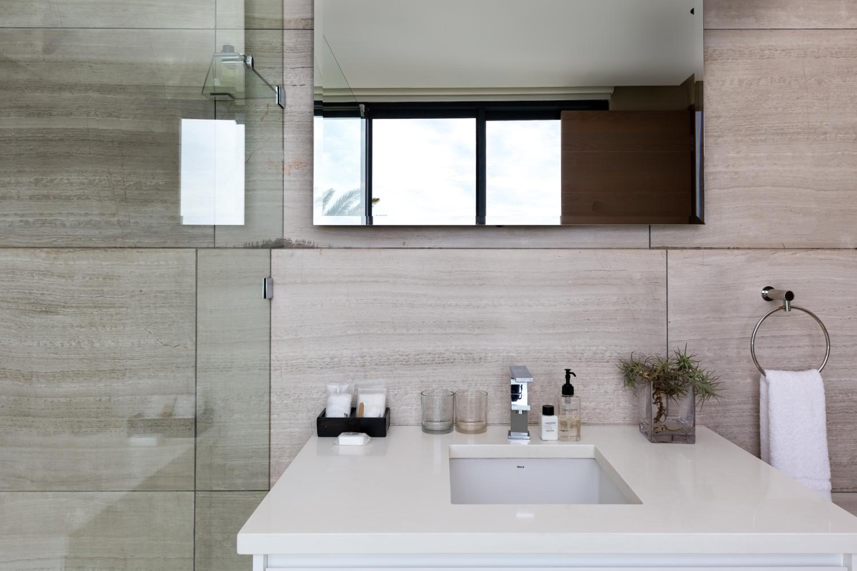 Sea View Suite - Photo 10