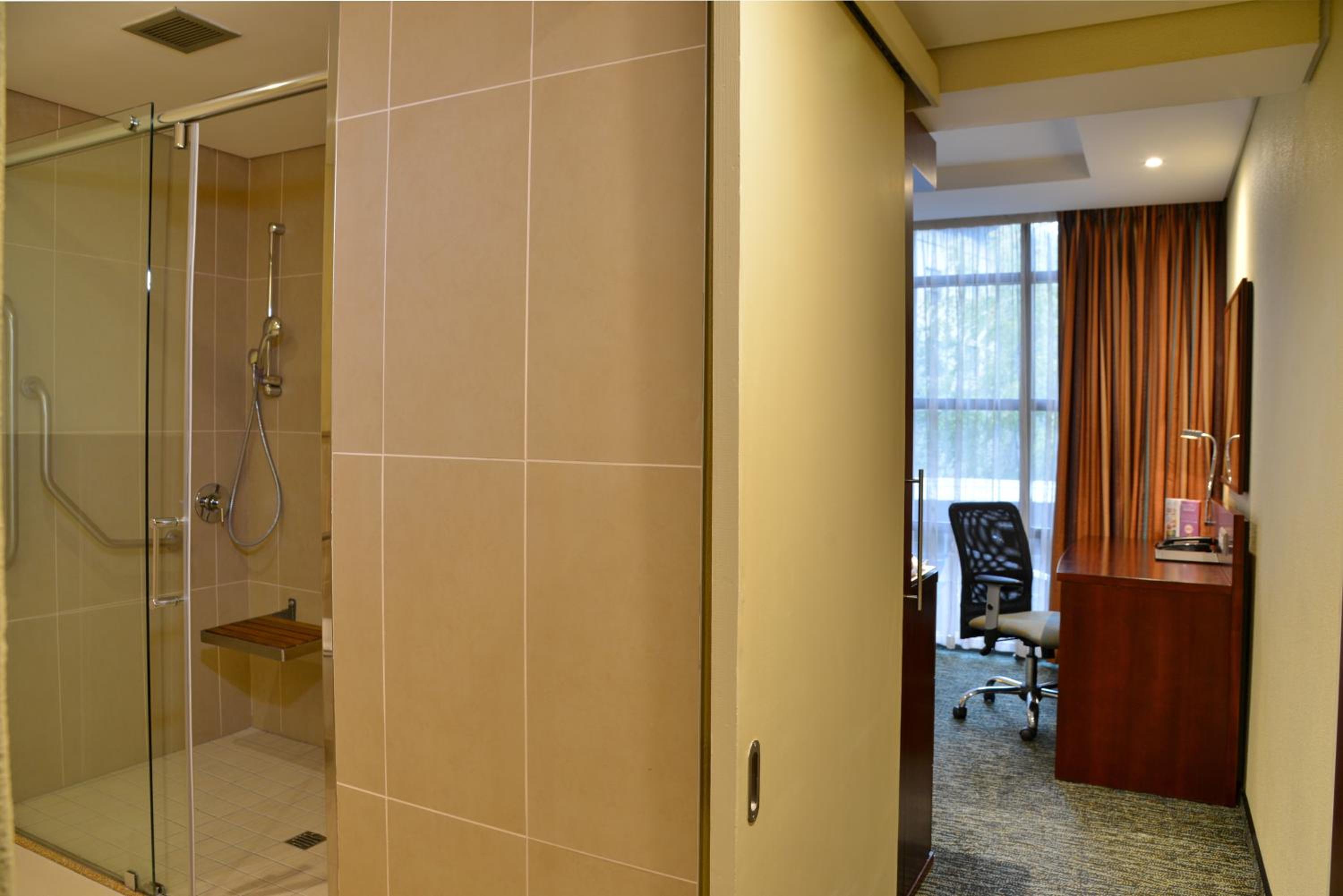Twin Room - Disability Access - Photo 4
