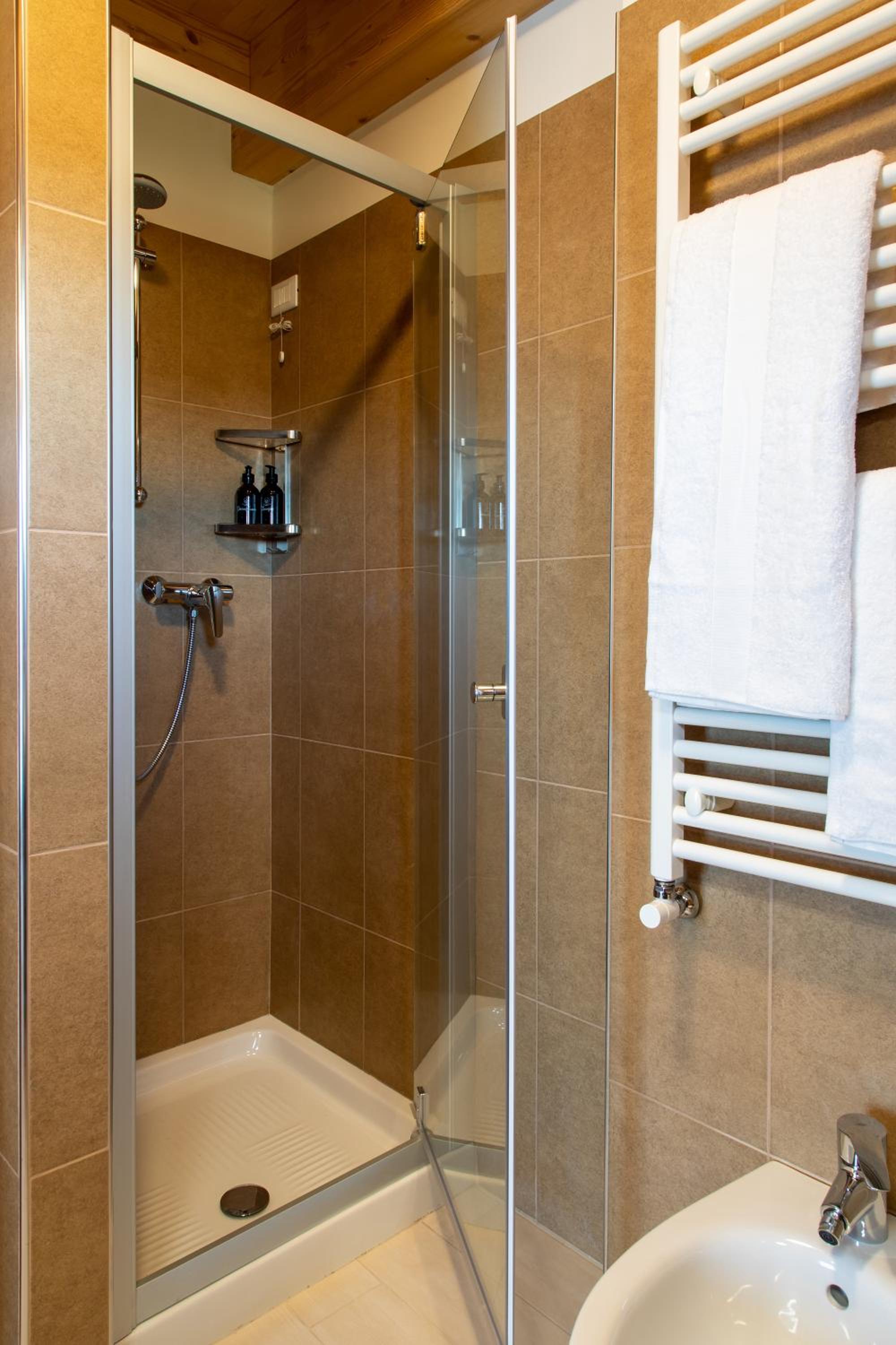 Double Room with Private Bathroom - Photo 7